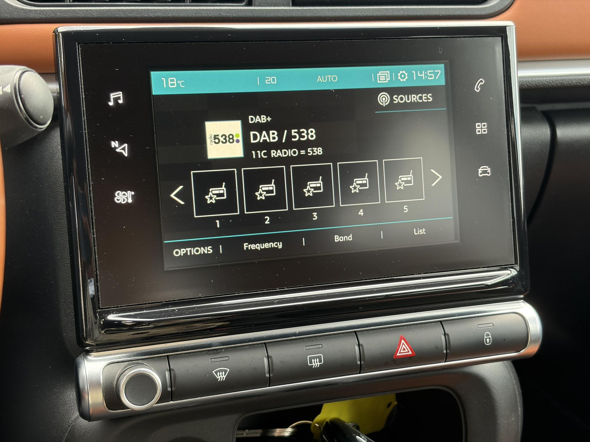 Citroen C3 1.2 PureTech Shine ✓Dealer Onderhouden✓2e Eigenaar✓Carplay✓Camera✓Navi✓Clima✓Cruise✓Pdc V+A✓Keyless✓Halfleder✓Trekhaak✓Rijstrooksensor✓Dodehoeksensor✓17'' Lm velgen✓N.A.P✓Nieuwe Apk bij Aflevering