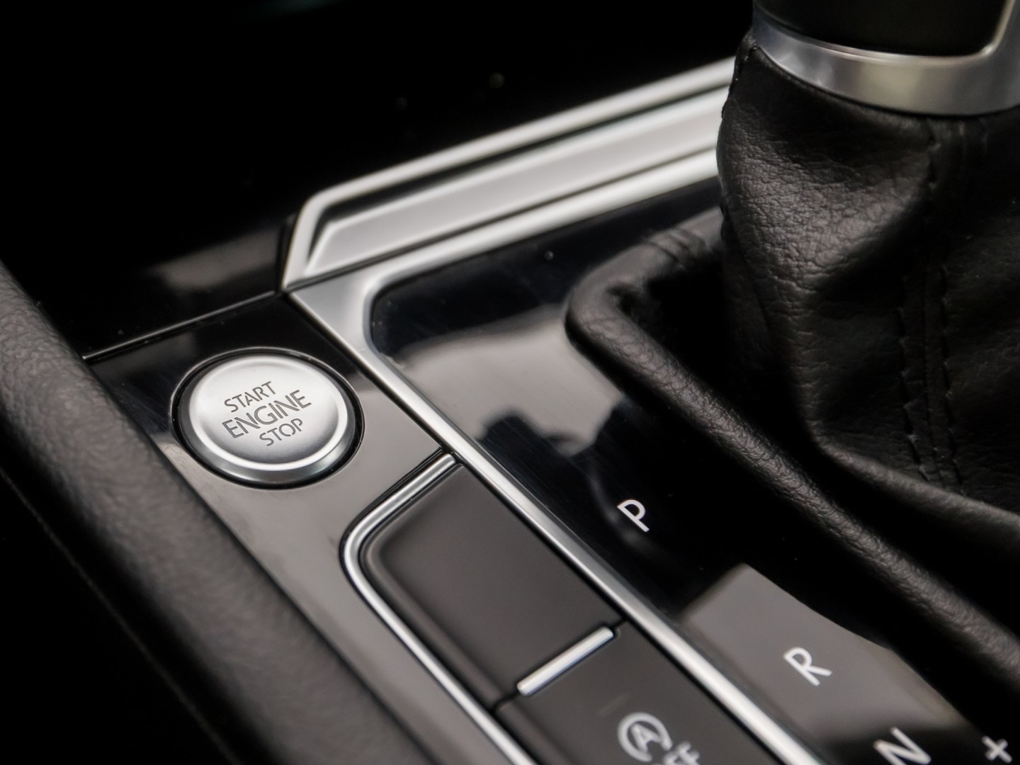 Volkswagen Passat Variant 1.4 TSI ACT Highline R 150Pk Automaat (VIRTUAL COCKPIT, APPLE CARPLAY, BLACK PACK, CAMERA, STOELVERWARMING, LEDER/ALCANTARA, GETINT GLAS, KEYLESS, ADAPTIVE CRUISE, NIEUWSTAAT)