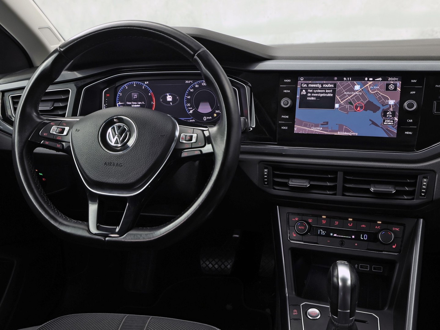 Volkswagen Polo 1.0 TSI Sportline Automaat (VIRTUAL COCKPIT, APPLE CARPLAY, GROOT NAVI, CLIMATE, CAMERA, STOELVERWARMING, SPORTSTOELEN, GETINT GLAS, KEYLESS START, ADAPTIVE CRUISE, NIEUWSTAAT)