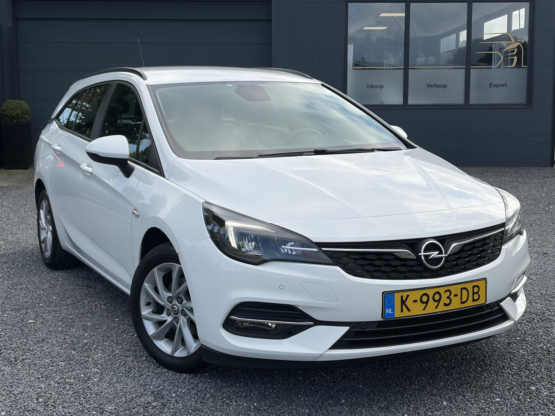 Opel Astra Sports Tourer 1.2 Edition ✓Camera ✓110pk✓2e Eigenaar✓Carplay✓Navi✓Airco✓Cruise✓Pdc✓LED koplampen✓N.A.P.✓6 Bak✓Pdc V+A✓Lm velgen✓Dakdragers ✓Comfortstoelen✓Bj 11-2020✓Apk tot 07-2028