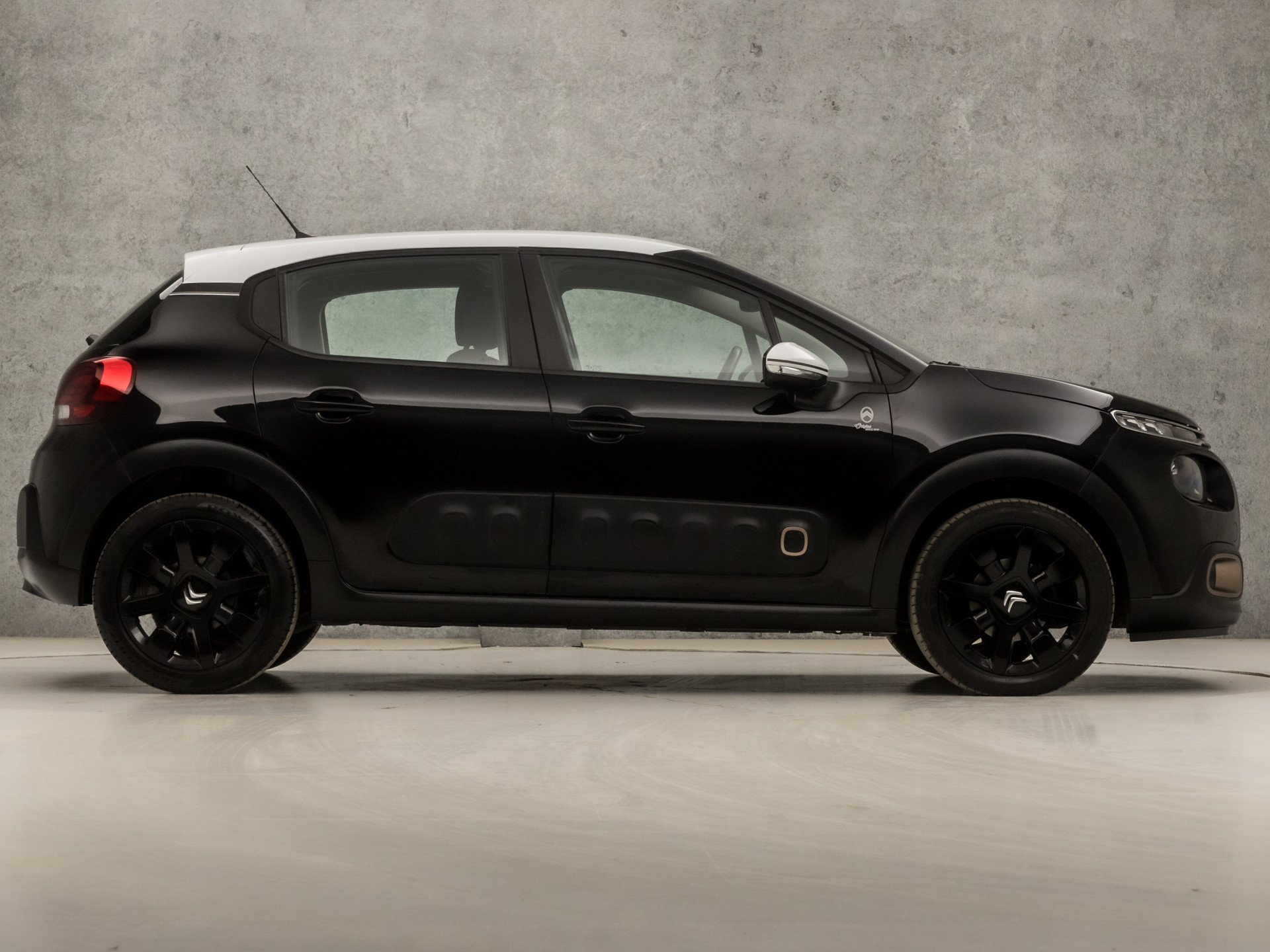 Citroën C3 1.2 PureTech S&S Origins (APPLE CARPLAY, NAVIGATIE, 360 CAMERA, LANE ASSIST, SPORTSTOELEN, LM VELGEN, PARKEERSENSOREN, CRUISE, NIEUWE APK, NIEUWSTAAT)
