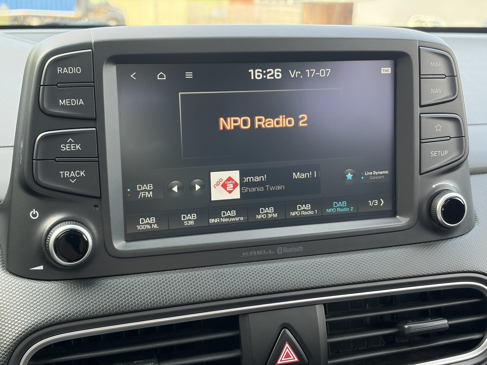 Hyundai Kona 1.0T Essence 2e Eigenaar,Trekhaak,Camera,Carplay,Navi,Clima,Cruise,6 Bak,N.A.P,120pk,Lm velgen,Rijstrooksensor,Pdc,Apk tot 03-2027