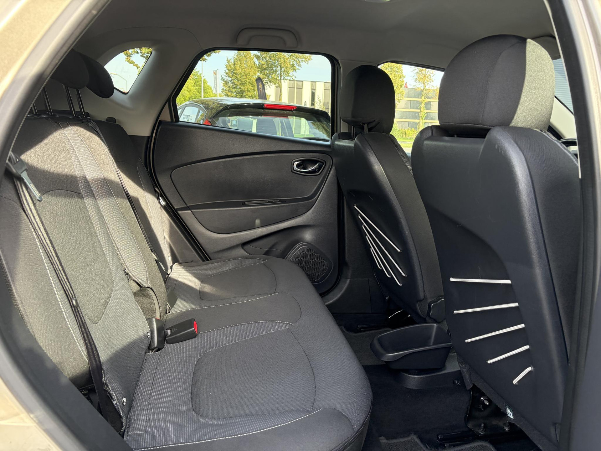 Renault Captur 1.2 TCe Dynamique ✓Navi✓Trekhaak✓Keyless✓Clima✓Cruise✓Dealer Onderhouden✓Automaat✓120pk✓Lm velgen✓Pdc✓N.A.P✓Apk tot 06-2027