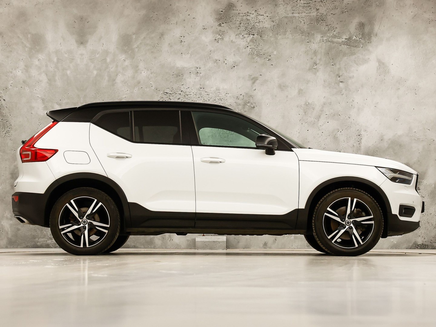Volvo XC40 1.5 T5 Twin Engine R-Design 252Pk Automaat (PANORAMADAK, GROOT NAVI, CAMERA, HARMAN/KARDON, SPORTSTOELEN, LEDER/ALCANTARA, ELEK ACHTERKLEP, NIEUWE APK,  NIEUWSTAAT)