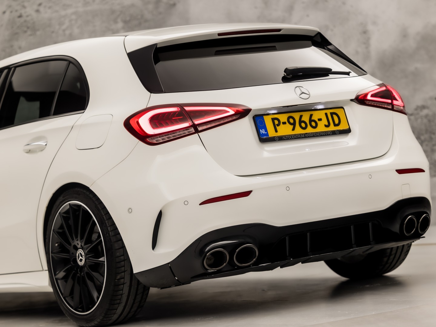 Mercedes-Benz A-Klasse 250 AMG Sport 224Pk Automaat (PANORAMADAK, MEMORY SEATS, 360 CAMERA, BURMESTER, GROOT NAVI, SFEERVERLICHTING, WIDESCREEN, ADAPTIVE CRUISE, NIEUWSTAAT)