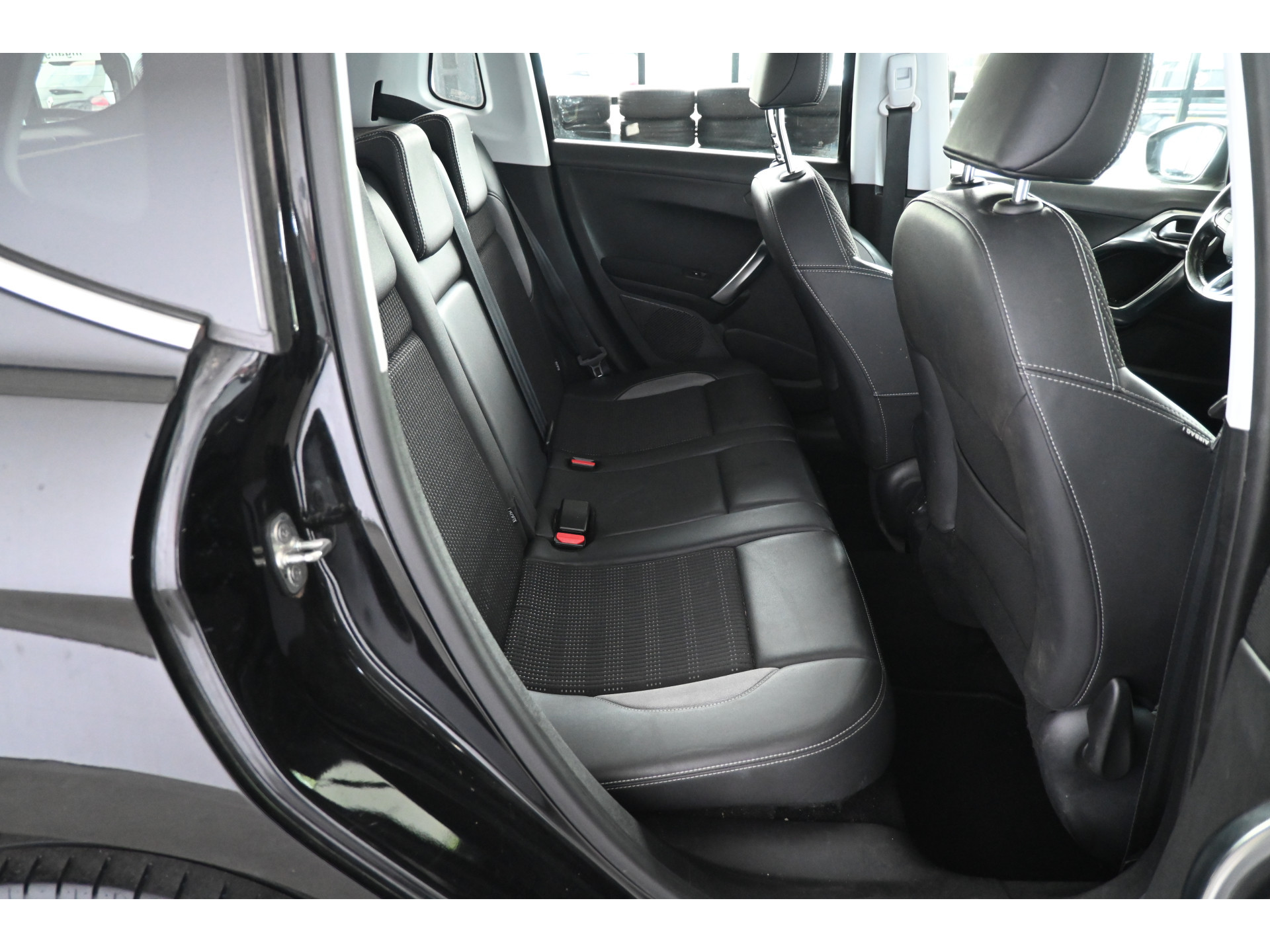 Peugeot 2008 1.6 e-HDi Blue Lease Executive Nap! Clima Navigatie Cruise control Lichtmetaal 100% Onderhouden! Inruil Mogelijk!