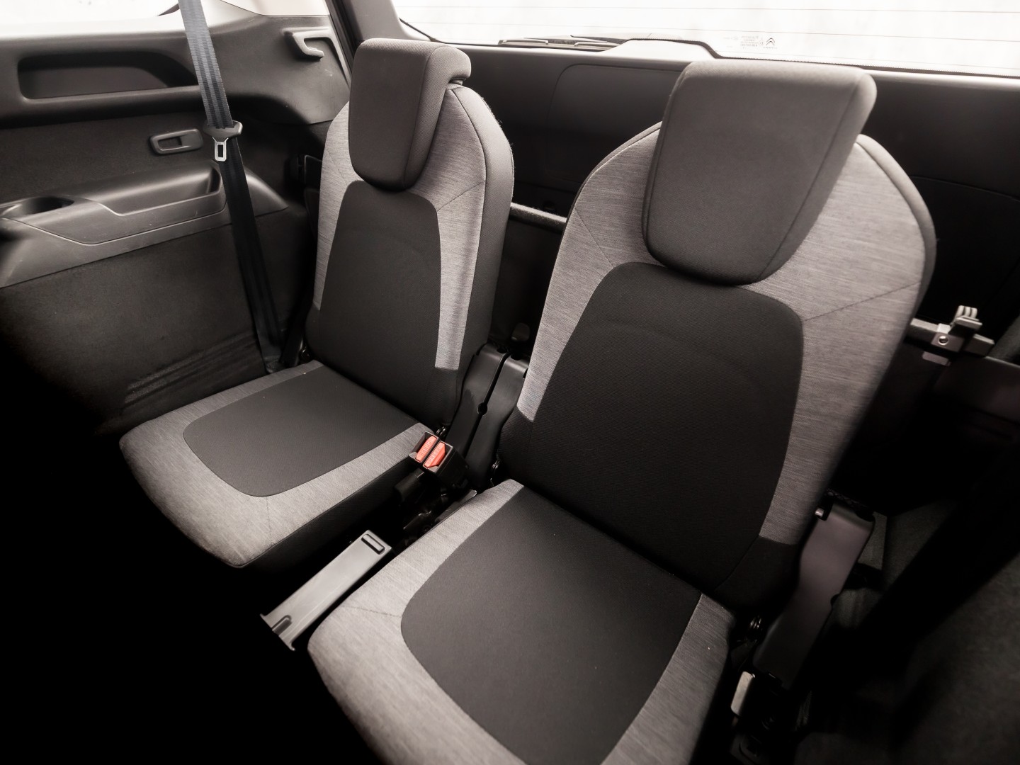 Citroën Grand C4 Spacetourer 1.2 PureTech Sport 7 Persoons Automaat 131Pk (APPLE CARPLAY, DB-RIEM VERVANGEN, GROOT NAVI, CAMERA, GETINT GLAS, TREKHAAK, NIEUWE APK, NIEUWSTAAT)