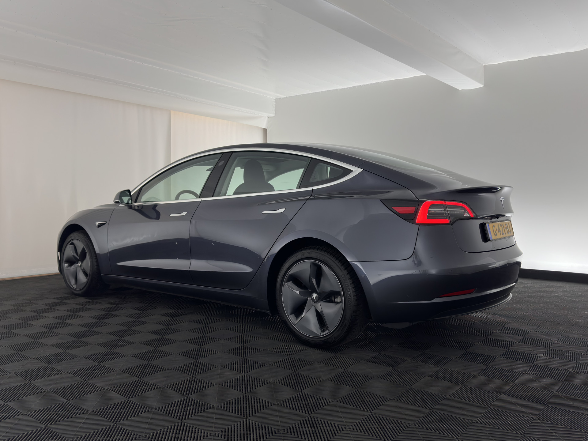 Tesla Model 3 Standard RWD Plus 60 kWh [ 3-Fase ] {SOH-88%} (INCL-BTW) Aut. *PANO | AUTO-PILOT | LEATHER | KEYLESS | FULL-LED | MEMORY-PACK | SURROUND-VIEW | DAB | CARPLAY | DIGI-COCKPIT | LANE-ASSIST | COMFORT-SEATS | 18"ALU*