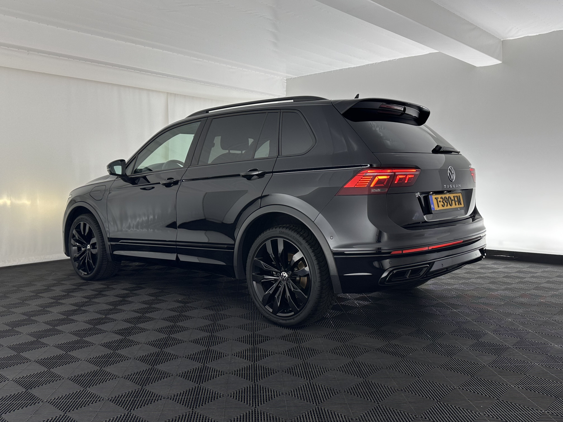 Volkswagen Tiguan 1.4 TSI Black-Style R-Line Business eHybrid ( Plug-in ) (INCL-BTW) *HEAD-UP | FULL-LED | ADAPTIVE-CRUISE | TOPVIEW | KEYLESS | DIGI-COCKPIT | HEATED-COMFORTSEATS | NAVI-FULLMAP | DAB+ | PRIVACYGLASS | ECC | CARPLAY | PDC | 20''ALU