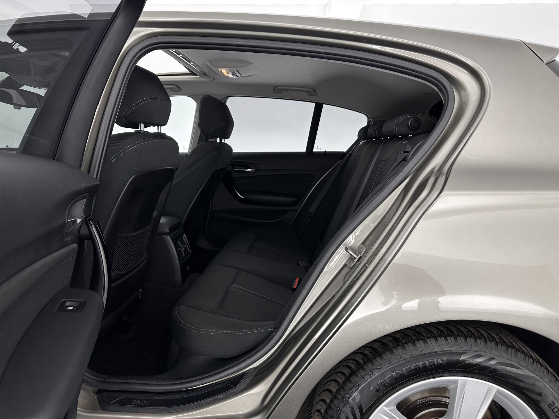 BMW 1-serie 116d EDE Corporate Lease Sport ⚠️GEARBOX AUDIBLE⚠️*PANO | FULL-LED | HEATED-SPORTSEATS | KEYLESS | NAVI-FULLMAP | PRIVACY-GLASS | ECC | PDC | CRUISE | 16''ALU*