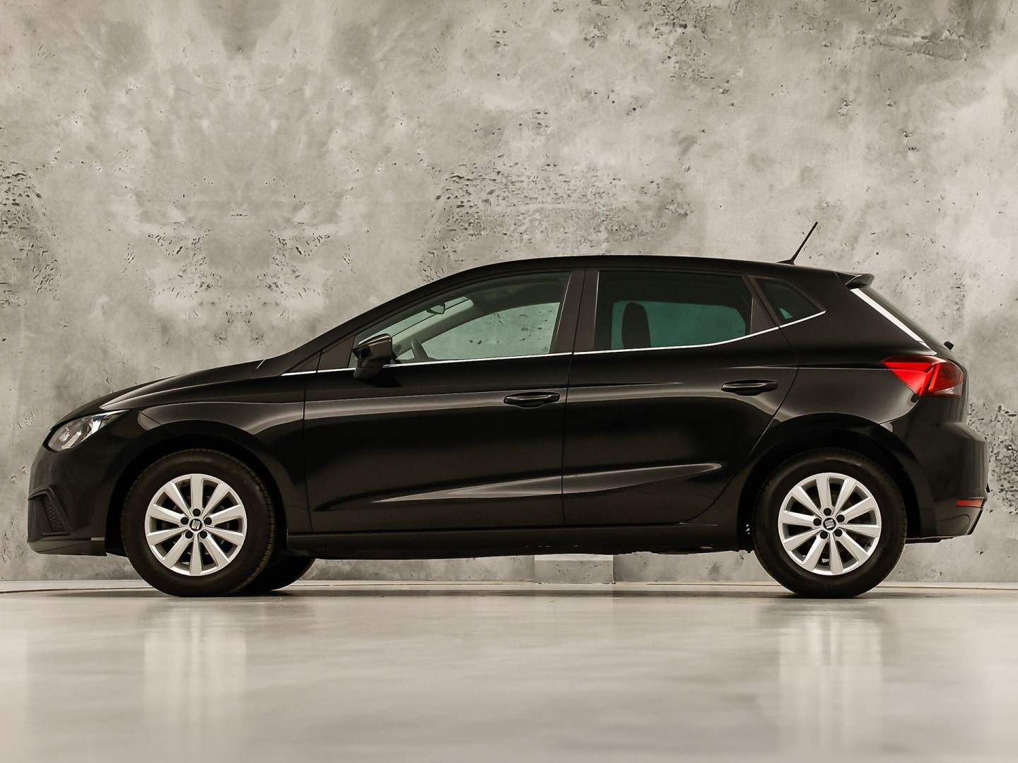 SEAT Ibiza 1.0 TSI Sport (GROOT NAVI, APPLE CARPLAY, GETINT GLAS, CAMERA, CRUISE, LM VELGEN, NIEUWE APK, NIEUWSTAAT)