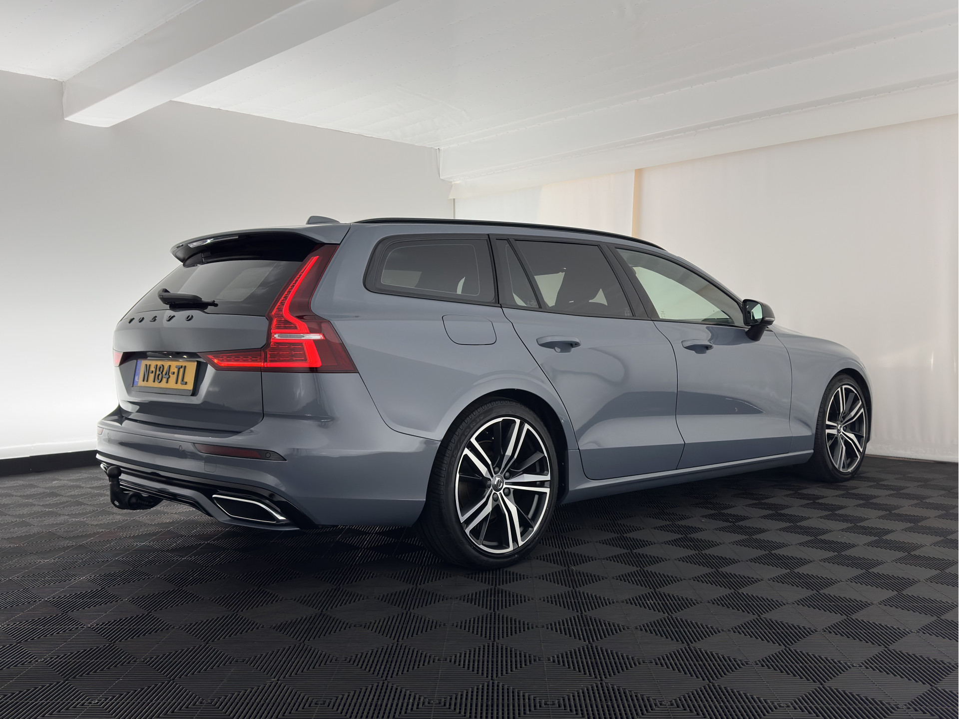 Volvo V60 2.0 B3 R-Design (INCL-BTW) *LEATHER-FABRIC | DIGI-COCKPIT | FULL-LED | MEMORY-PACK | HEATED-SPORTSEATS | LANE-ASSIST | NAVI-FULLMAP | CAMERA | DAB+ | PRIVACY-GLASS | ECC | PDC | TOWBAR | 19''ALU*