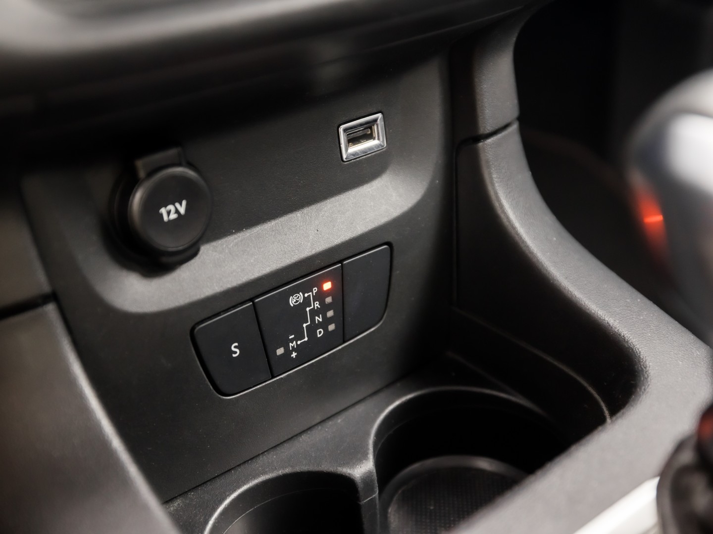 Citroën C3 1.2 PureTech Shine Sport Automaat (APPLE CARPLAY, GROOT NAVI, CAMERA, LEDER, STOELVERWARMING, SPORTSTOELEN, GETINT GLAS, CRUISE, NIEUWSTAAT)