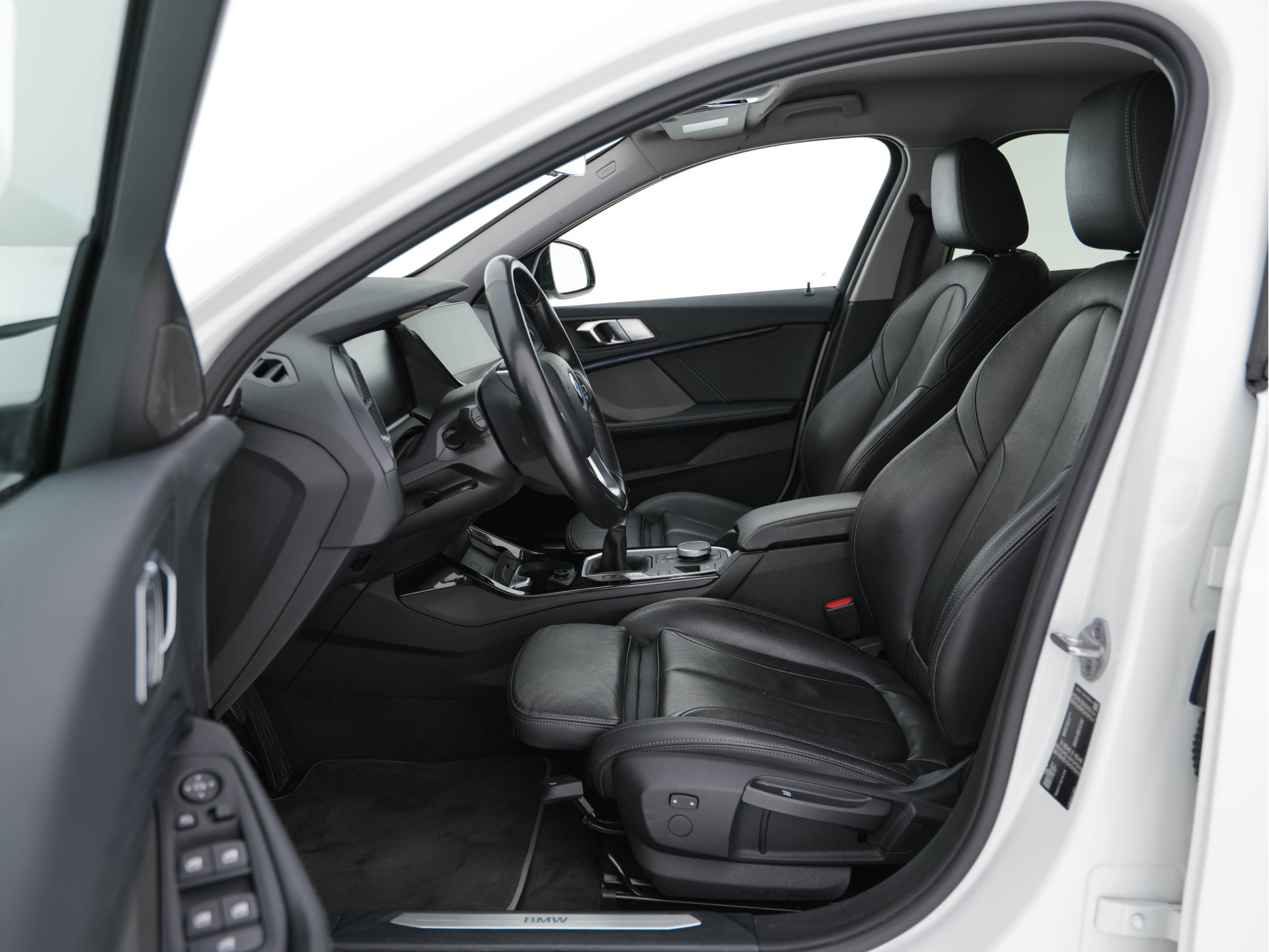 BMW 1-serie 118i High Executive Edition Sport-Line (INCL-BTW) *LEATHER | DIGI-COCKPIT | HARMAN/KARDON-AUDIO | FULL-LED | KEYLESS | NAVI-FULLMAP | DAB | CAMERA | ECC | CARPLAY | PDC | AMBIENT-LIGHT | CRUISE | SPORT-SEATS | 17"ALU*