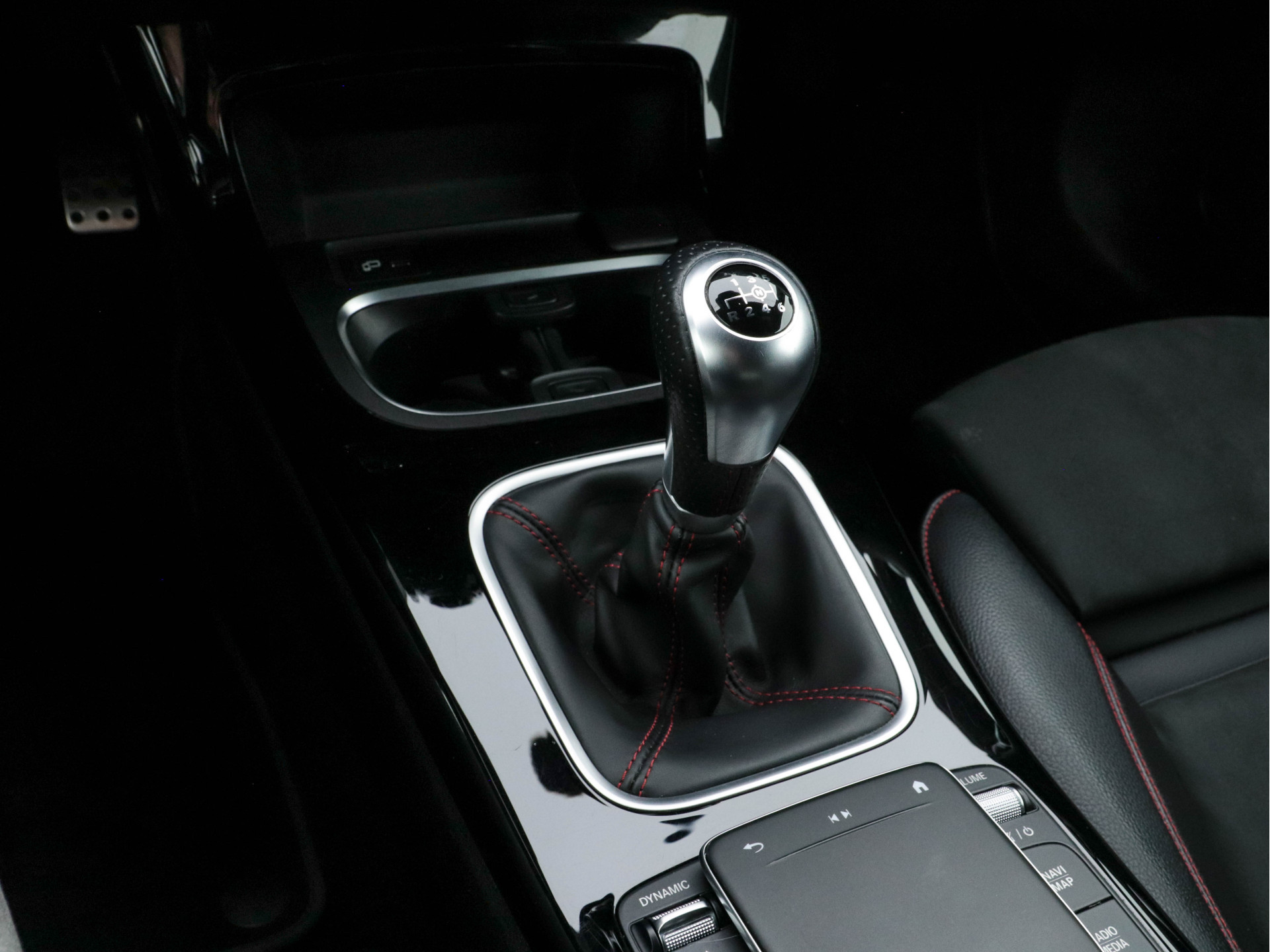 Mercedes-Benz A-klasse 160 Business Solution (INCL-BTW) *WIDE-SCREEN-COCKPIT | FULL-LED | HEATED-SPORTSEATS | LEATHER-MICROFIBRE | NAVI-FULLMAP | CAMERA | ECC | PDC | CRUISE | CARPLAY | AMBIENT-LIGHT | PRIVACY-GLASS | 18"ALU*