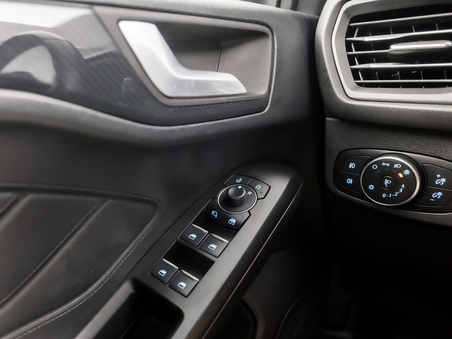 Ford Focus Wagon 1.0 EcoBoost ST Line Sport 125PK (APPLE CARPLAY, GROOT NAVI, STUUR/STOELVERWARMING, GETINT GLAS, CAMERA, ADAPTIVE CRUISE, SPORTSTOELEN, KEYLESS, LANE ASSIST, NIEUWSTAAT)
