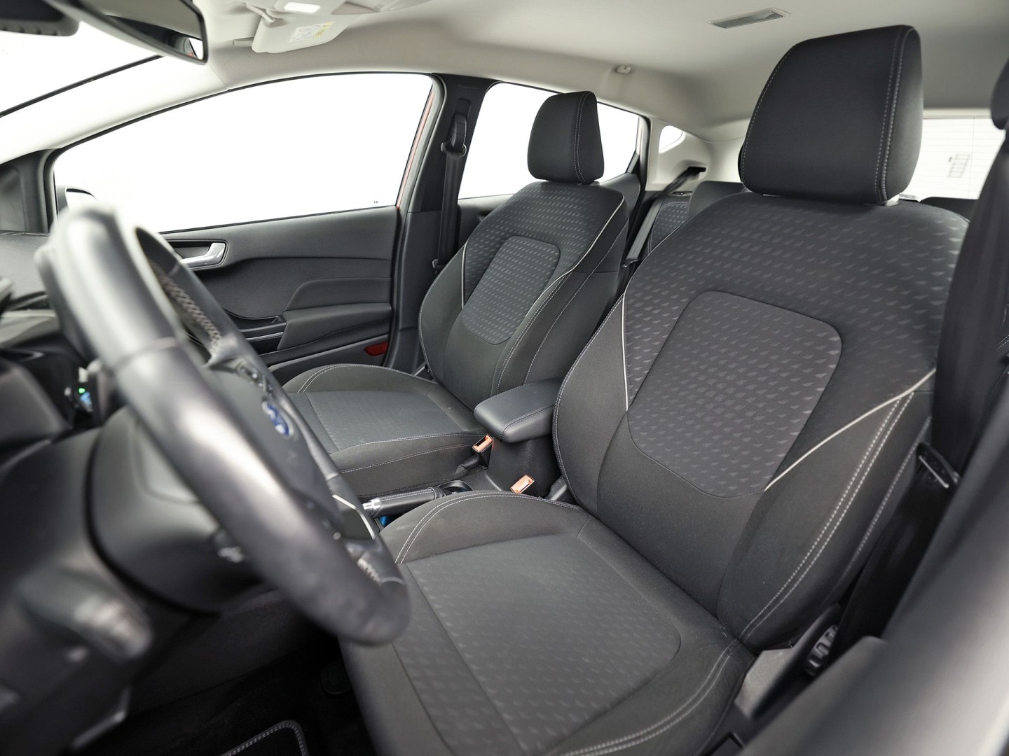 Ford Fiesta 1.0 EcoBoost Titanium (APPLE CARPLAY, GROOT NAVI, CLIMATE, CAMERA, KEYLESS, SPORTSTOELEN, ADAPTIVE CRUISE, LM VELGEN, NIEUWSTAAT)