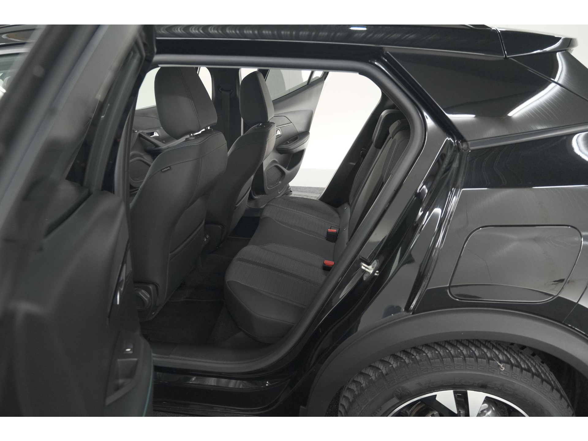 Peugeot 2008 PureTech 130 EAT8 Allure | Trekhaak | Camera | Navigatie | Apple Carplay