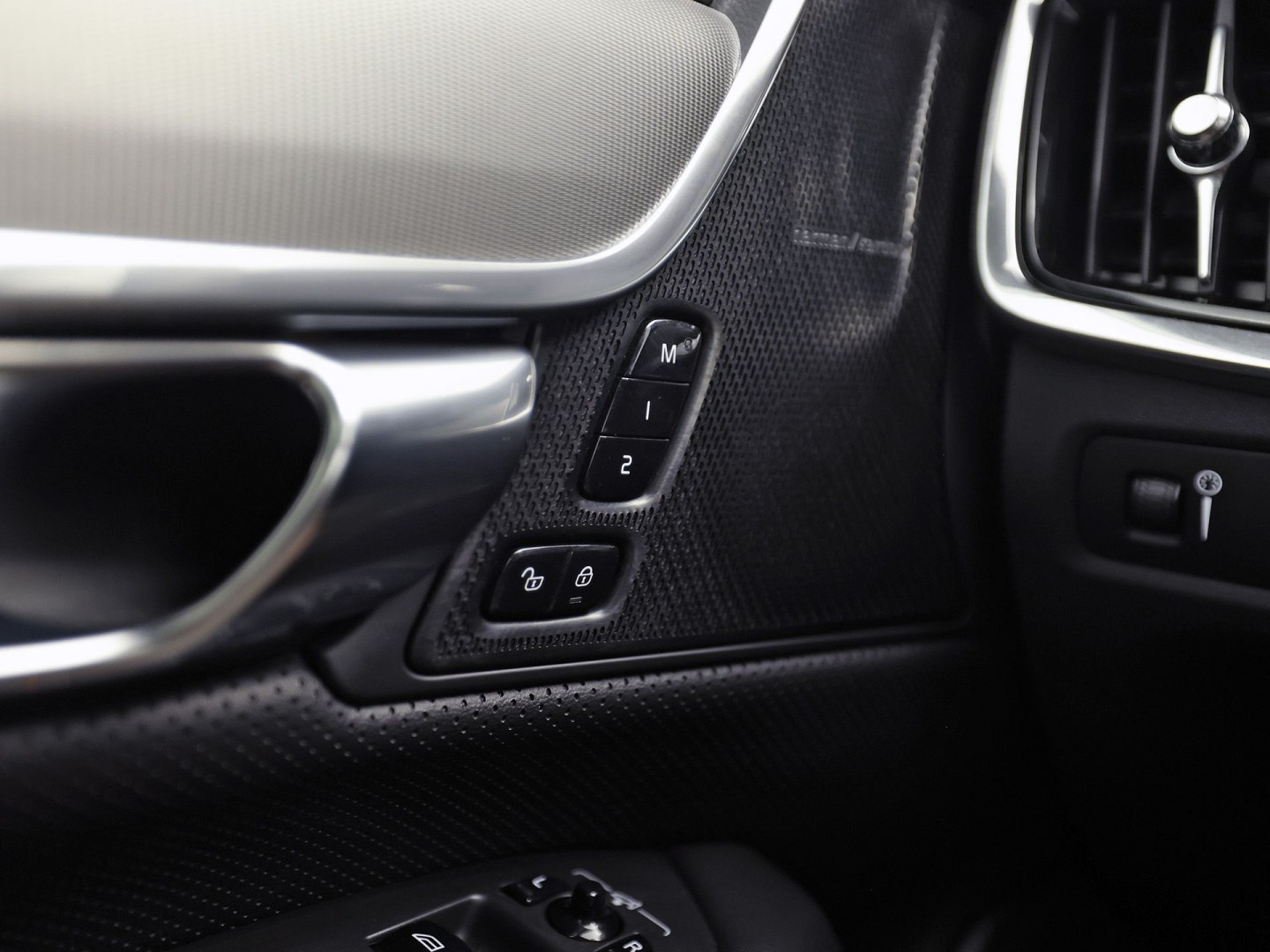 Volvo V90 2.0 T4 R-Design Automaat 190Pk (PANORAMADAK, HARMAN/KARDON, MEMORY SEATS, APPLE CARPLAY, GETINT GLAS, CAMERA, STOELVERWARMING, LEDER, NIEUWE APK, NIEUWSTAAT)