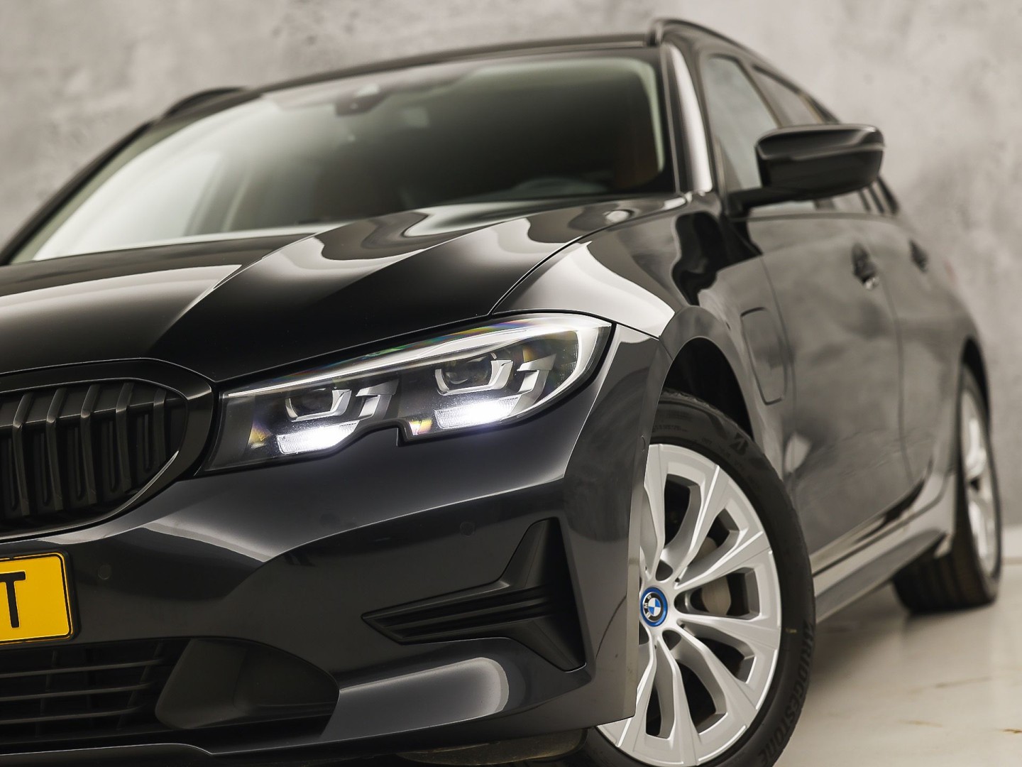 BMW 3-serie Touring 330e Sport 292Pk Automaat (APPLE CARPLAY, SOH 90,2%, GROOT NAVI, COGNAC LEDER, CAMERA, STOELVERWARMING, SFEERVERLICHTING, ELEK ACHTERKLEP, GETINT GLAS, NIEUWSTAAT)