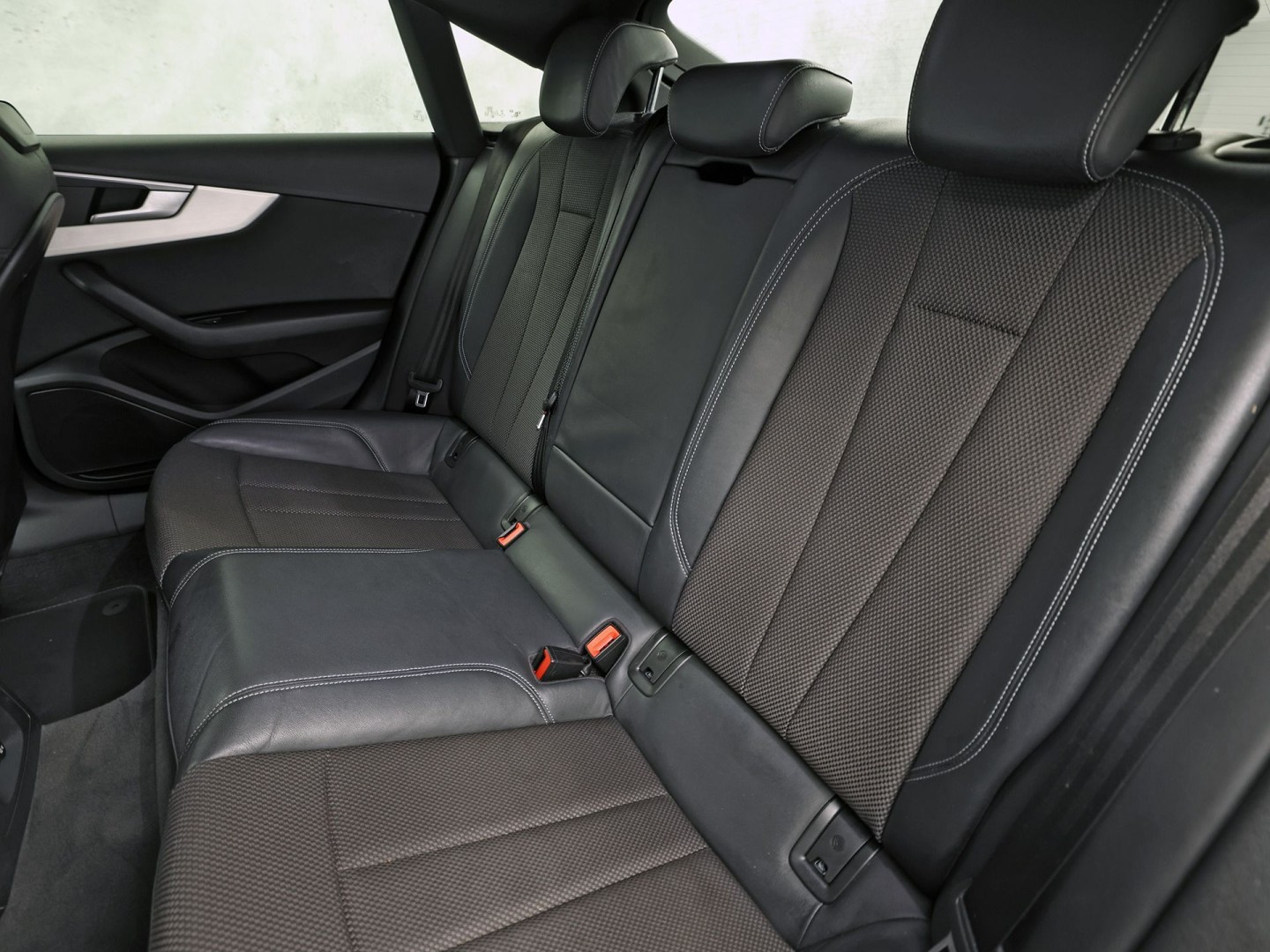 Audi A5 Sportback 2.0 TFSI S-Line Sport 190Pk Automaat (2X S-LINE, VIRTUAL COCKPIT, GROOT NAVI, PLAT SPORTSTUUR, LEDER, STOELVERWARMING, SPORTSTOELEN, GETINT GLAS, PARKEERSENSOREN, NIEUWSTAAT)