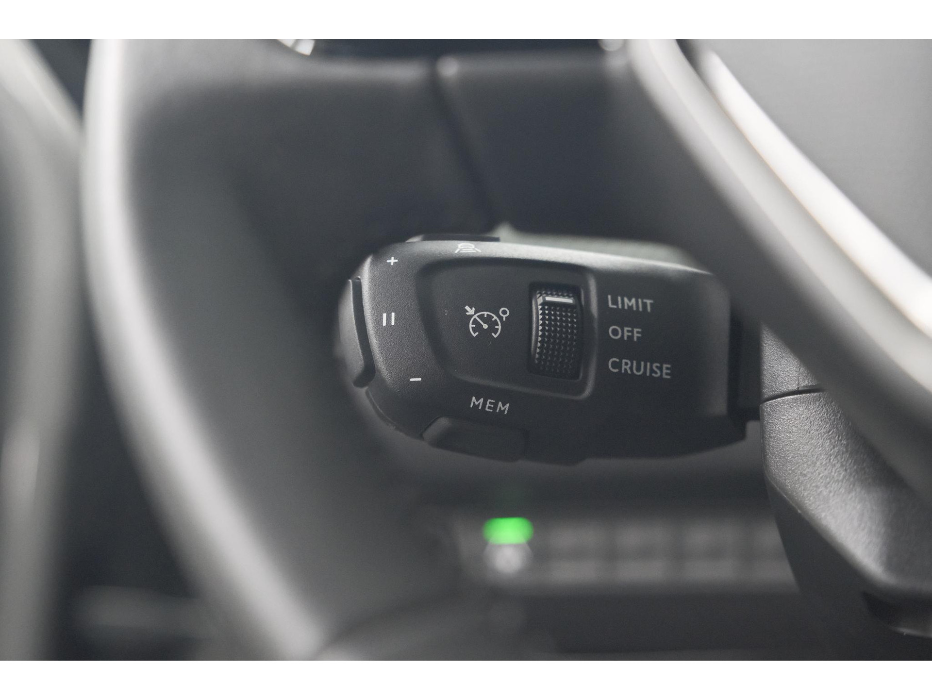 Peugeot 2008 Hybrid 136 e-DCS6 Allure | 360 Camera | Adaptieve Cruise Control | Dodehoekdetectie | Navigatie