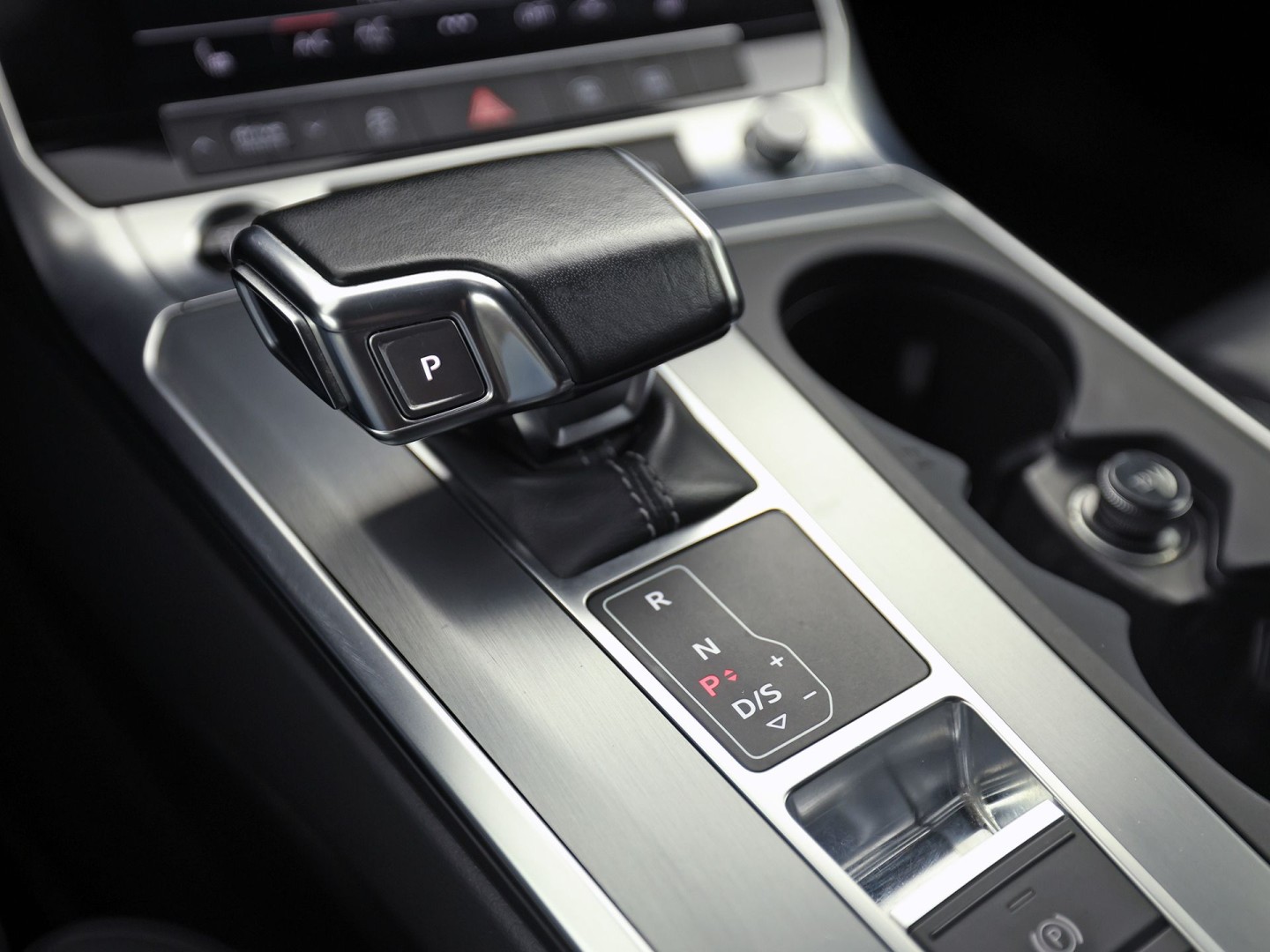 Audi A6 55 TFSI e quattro S-Line Competition 368Pk Automaat (2X S-LINE, APPLE CARPLAY, SPORTZETELS, NAPPA LEDER, MEMORY SEATS, CAMERA, ADAPTIVE CRUISE, ELEK ACHTERKLEP, STOELVERWARMING ACHTER, NIEUWSTAAT)