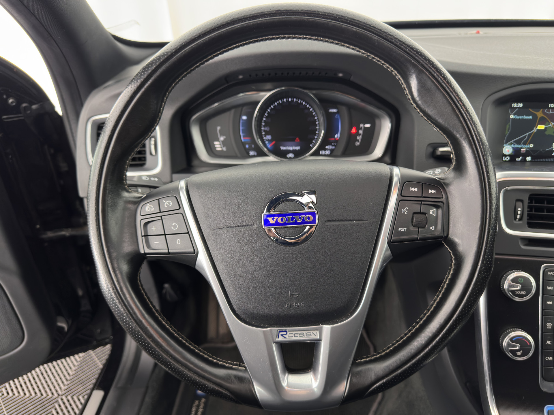 Volvo V60 2.4 D6 Twin Engine R-Design Aut. *PANO | LEATHER-ALCANTARA | BI-XENON | MEMORY-PACK | HEATED-COMFORTSEATS | NAVI-FULLMAP | CAMERA | PRIVACY-GLASS | ECC | PDC | CRUISE | 18''ALU*
