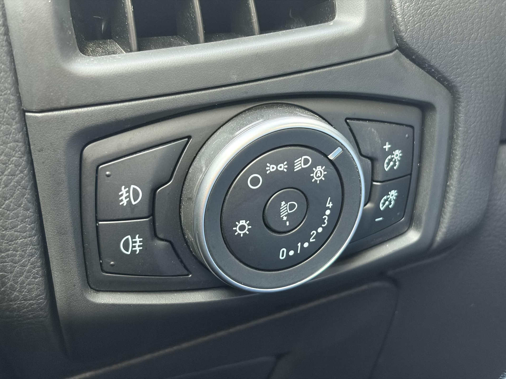 Ford Focus 1.0 Titanium Edition ✓1e Eigenaar✓125pk✓Recent Beurt gehad✓Dealer Onderhouden✓Navi✓6 Bak✓Pdc V+A✓Clima✓Cruise✓Lm velgen✓4 Elekt Ramen✓N.A.P✓Apk tot 03-2027
