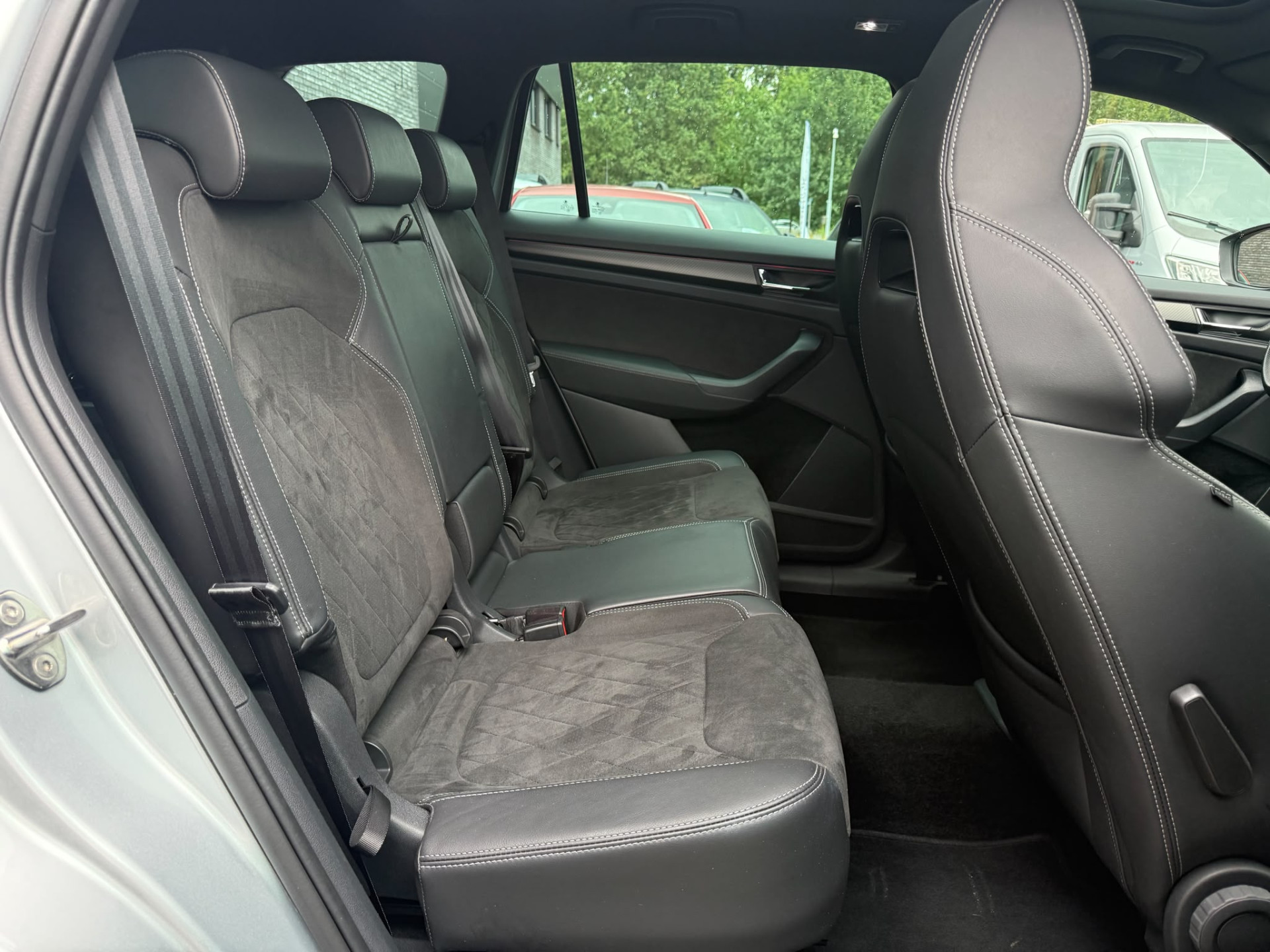 ŠKODA Kodiaq 1.5 TSI Sportline Business | 1E EIGENAAR | 3/6/12 MND GARANTIE | AUTOMAAT | PANO | LED | DAB | MEMORY | CARPLAY | DIGITAAL COCKPIT | TREKHAAK |