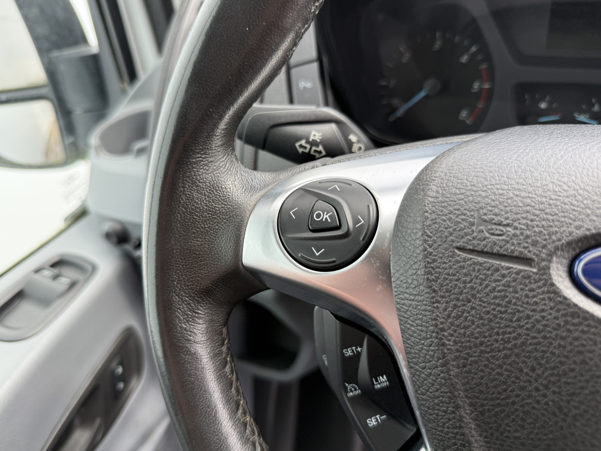 Ford Transit 2.0 TDCI 130PK L2H2 Airco Cruise Control Parkeersensoren Stoelverwarming Zwaailampen Kastwand Inbouw