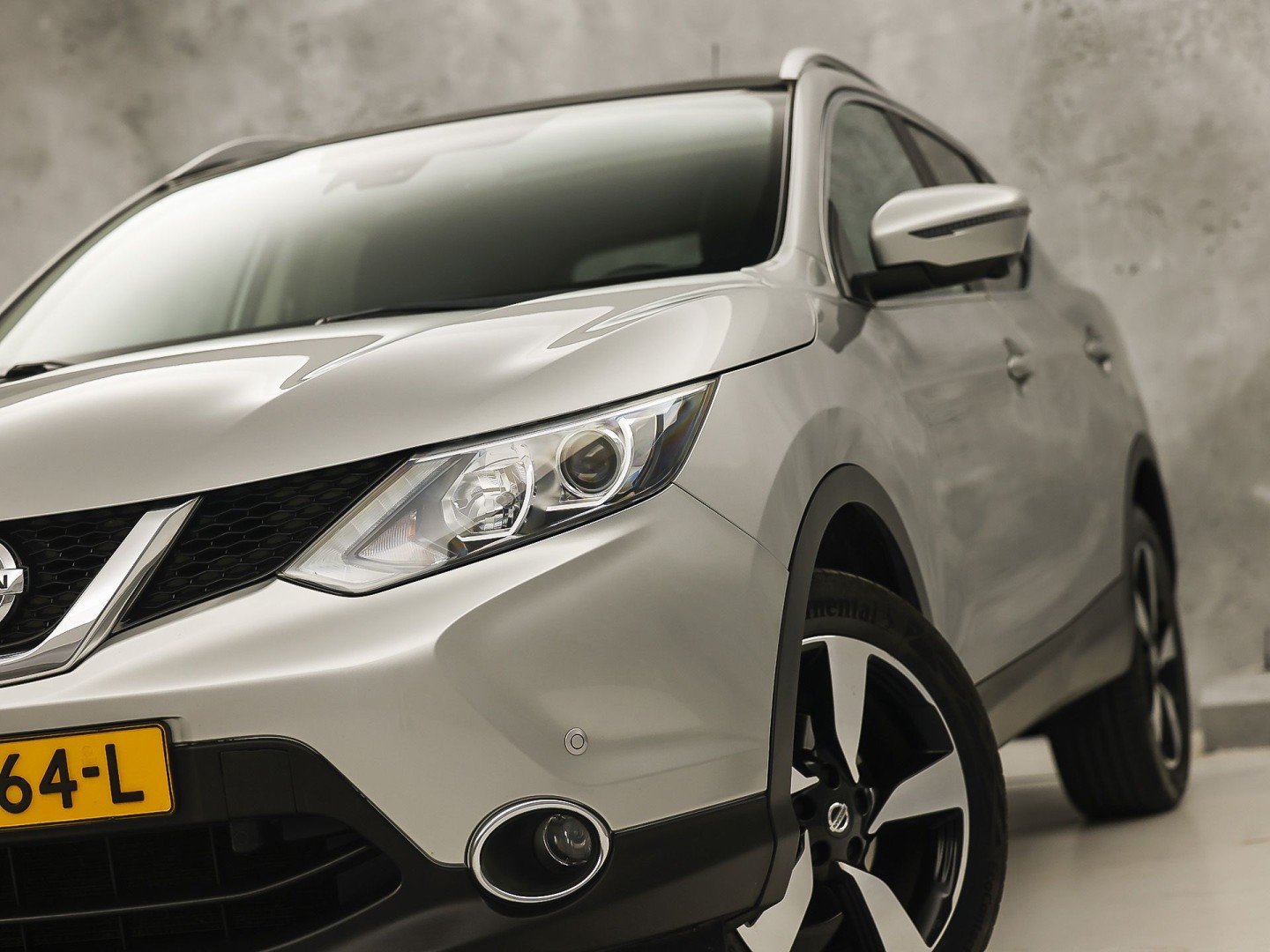 Nissan Qashqai 1.2 N-Connecta Sport (PANORAMADAK, NAVIGATIE, 360 CAMERA, SPORTSTOELEN, GETINT GLAS, TREKHAAK, CRUISE, NIEUWSTAAT)