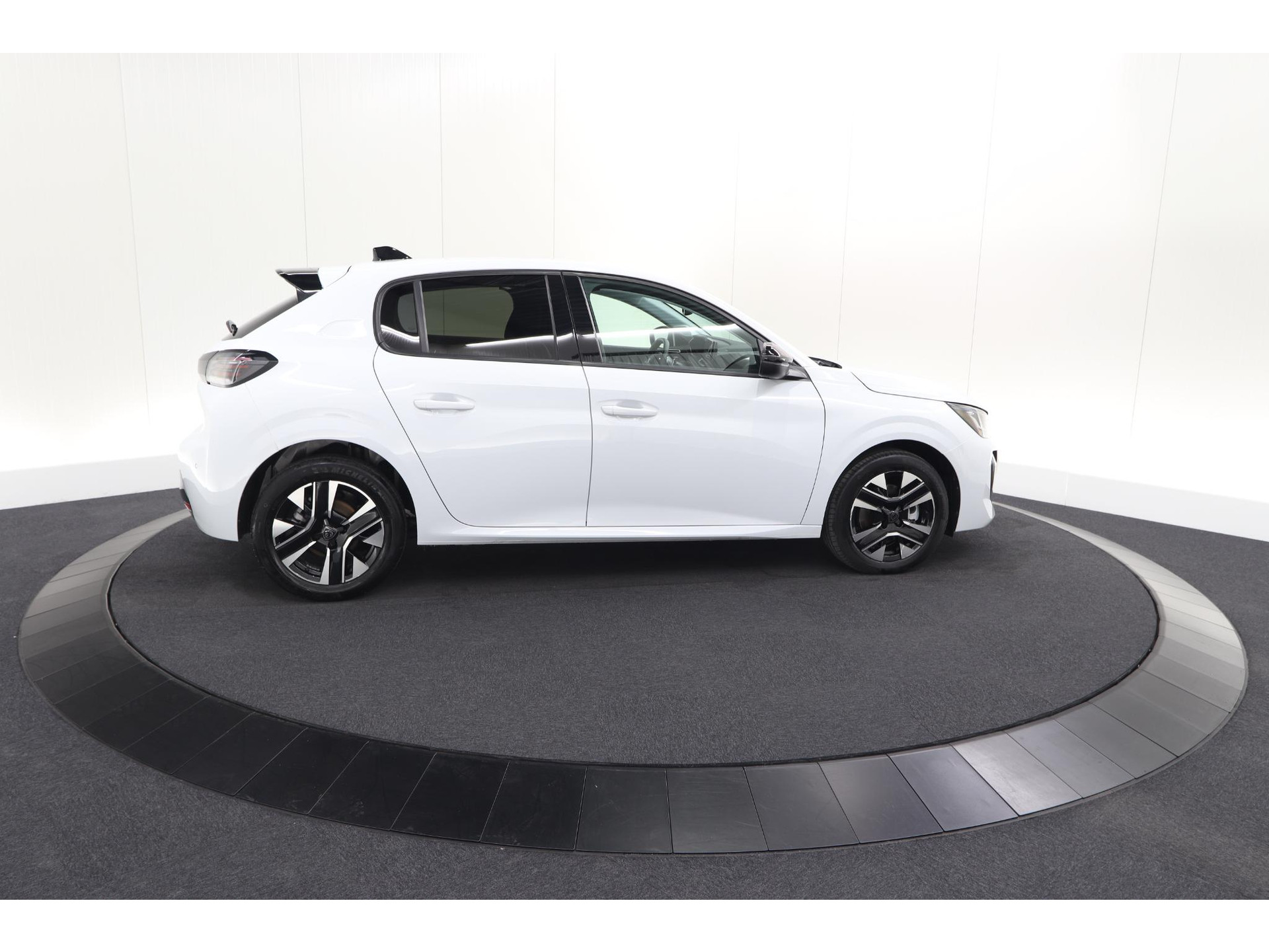 Peugeot 208 1.2 Hybrid 110 e-DCS6 Allure | Climate Control | Apple Carplay | Parkeersensoren