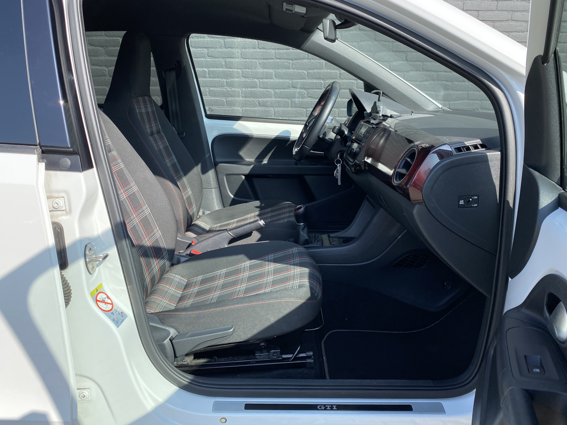 Volkswagen Up! 1.0 TSI GTI 116 pk | 17 inch lichtmetaal | stoelverwarming | climate control | zwart dak-spiegels | NL auto
