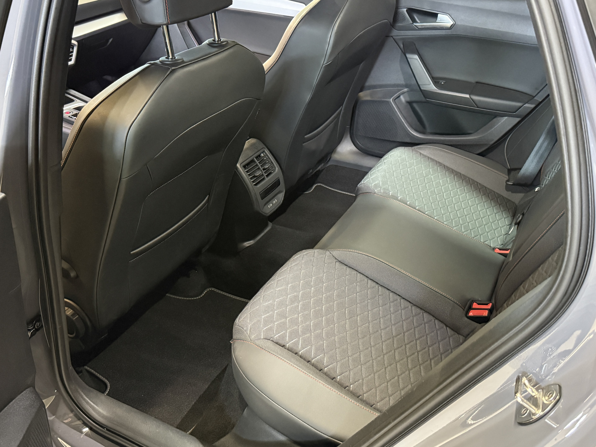 SEAT Leon 1.4 TSI eHybrid PHEV FR Business Intense | Keyless | Apple Carplay | Stoel/Stuurverwarming | Camera