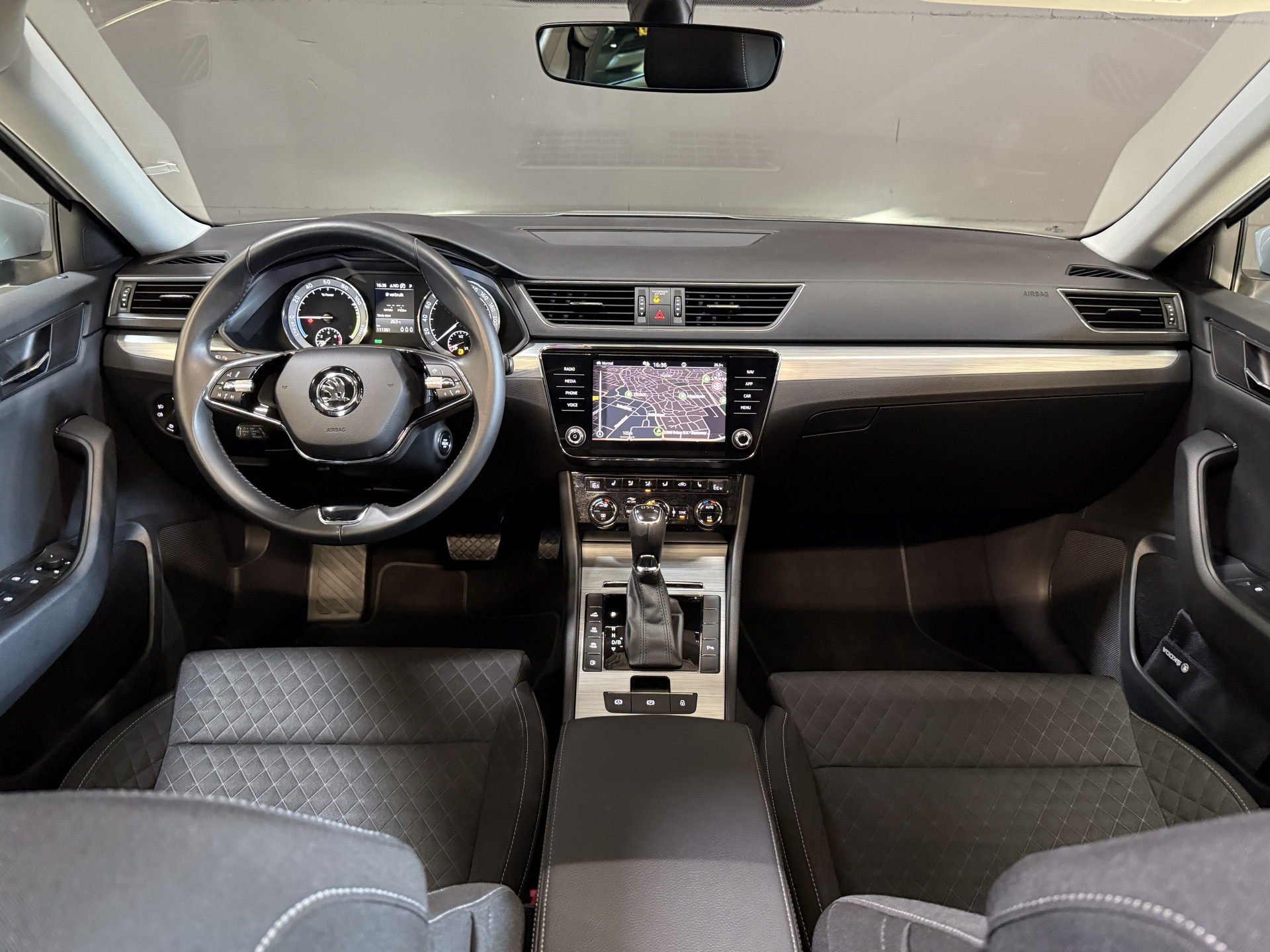 ŠKODA Superb Combi 1.4 TSI iV Business Edition Plus | Panoramadak | Crystal Light | Apple Carplay