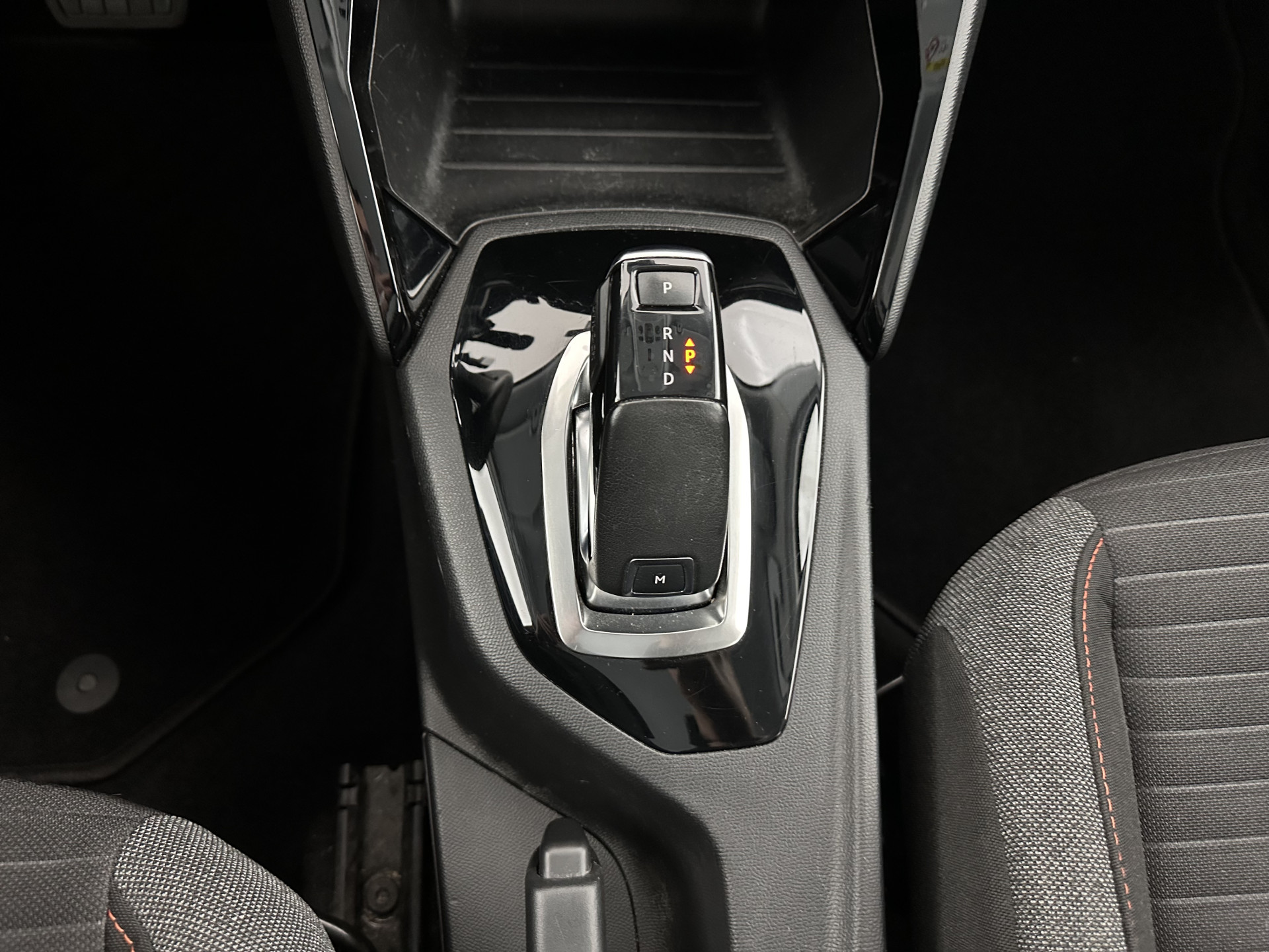 Peugeot 2008 1.2 PureTech Blue Lease Active (INCL-BTW) Aut. *FULL-LED | NAVI-FULLMAP | DIGI-COCKPIT | HEATED-SPORTSEATS | CAMERA | SHIFTPADDLES | ECC | PDC | CRUISE | CARPLAY  | TOWBAR | 16"ALU*