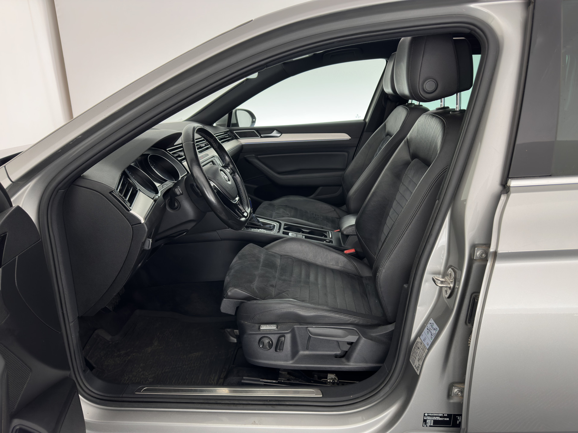 Volkswagen Passat Variant 1.4 TSI GTE Highline Plug-in Aut. *PANO | LEATHER-ALCANTARA | FULL-LED | CAMERA | NAVI-FULLMAP | ADAPTIVE-CRUISE | HEATED-ERGONOMIC-SPORTSEATS | KEYLESS | PDC | ECC | PRIVACY-GLASS | TOWBAR | AMBIENT-LIGHT | KEYLESS | ..