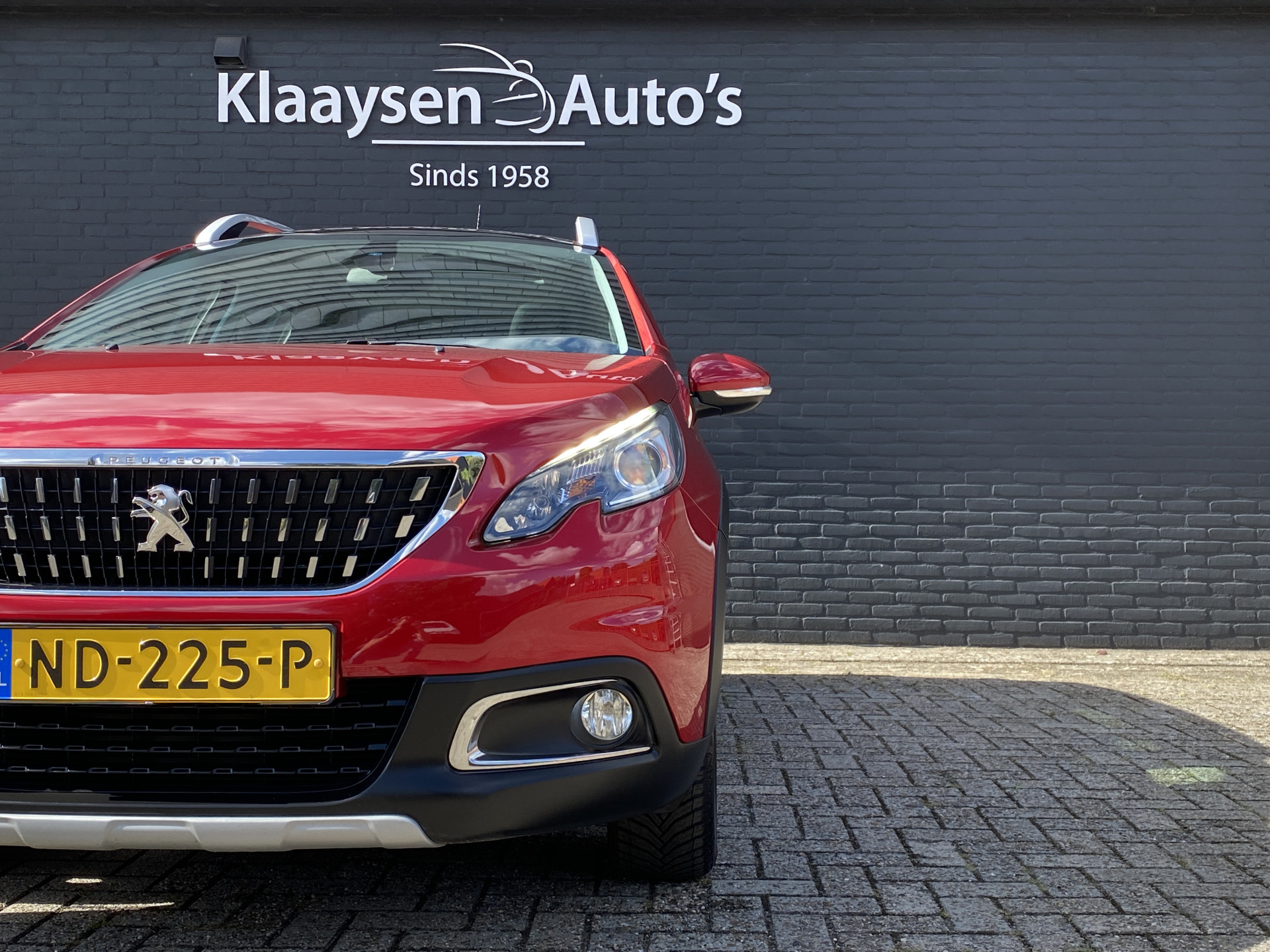 Peugeot 2008 1.2 PureTech Allure AUT. | dealer onderh. | panoramadak | trekhaak | navigatie | cruise control | all season banden