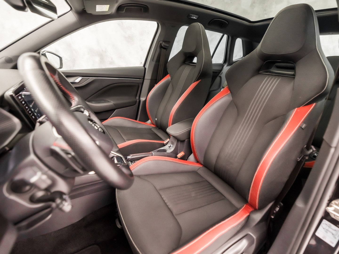 Škoda Kamiq 1.0 TSI Monte Carlo Automaat (PANORAMADAK, VIRTUAL COCKPIT, KUIPSTOELEN, APPLE CARPLAY, CAMERA, GETINT GLAS, ADAPTIVE CRUISE, KEYLESS, NIEUWSTAAT)