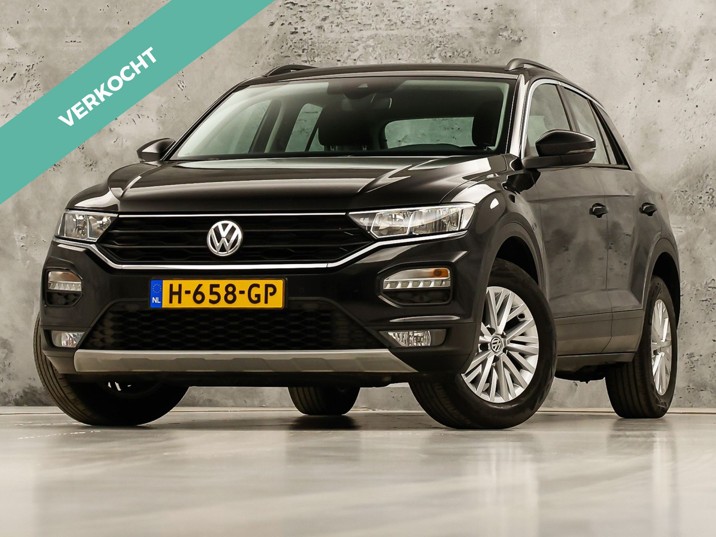 Volkswagen T-Roc 1.0 TSI Sport (APPLE CARPLAY, GROOT NAVI, CLIMATE, STOELVERWARMING, TREKHAAK, SPORTSTOELEN, PARKEERSENSOREN, ADAPTIVE CRUISE, NIEUWSTAAT)