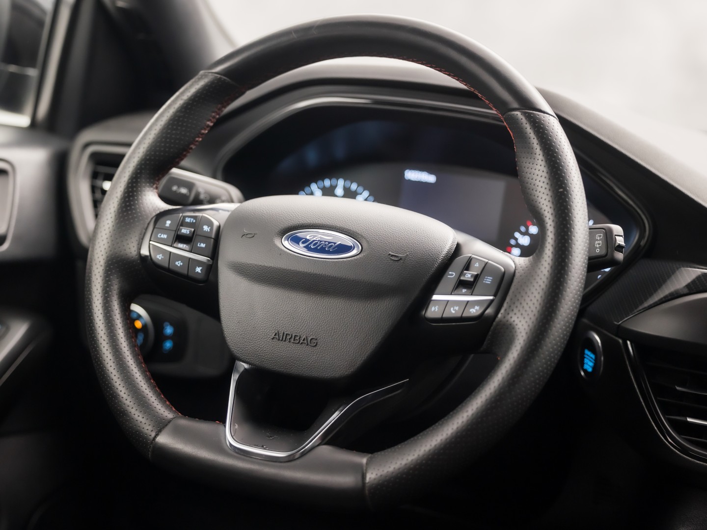Ford Focus Wagon 1.0 EcoBoost ST Line Sport 125PK (APPLE CARPLAY, GROOT NAVI, STUUR/STOELVERWARMING, GETINT GLAS, CAMERA, ADAPTIVE CRUISE, SPORTSTOELEN, KEYLESS, LANE ASSIST, NIEUWSTAAT)