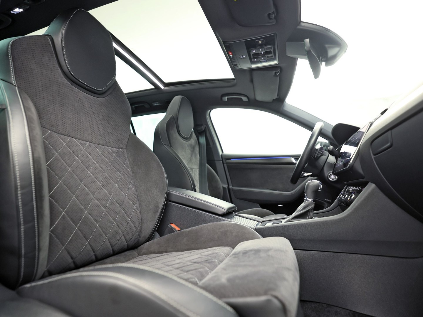 Škoda Superb Combi 1.4 TSI iV Sportline 218Pk Automaat (PANORAMADAK, 360 CAMERA, VIRTUAL COCKPIT, MEMORY SEATS, CANTON AUDIO, STOELVERWARMING, ADAPTIVE CRUISE, SFEERVERLICHTING, APPLE CARPLAY, NIEUWSTAAT)