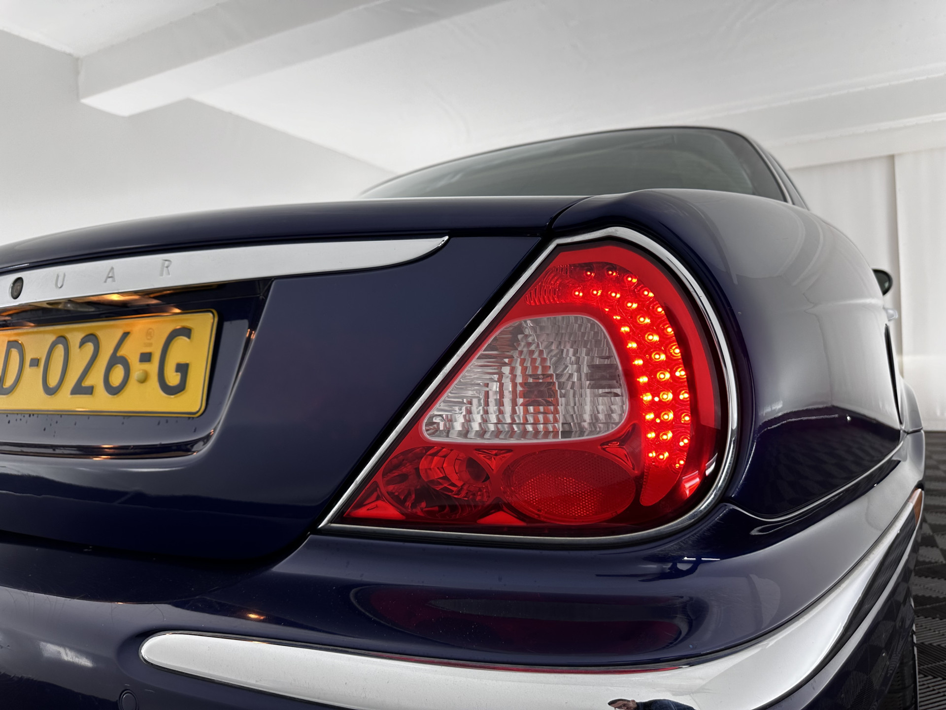 Jaguar XJ 3.5 V8 Executive [ Right-Hand-Drive ] Aut. *LEATHER | BI-XENON | ECC | WOODEN-INLAY | HEATED-COMFORTSEATS | MEMORY-PACK | JAGUAR-AUDIO | PDC | CRUISE | 18"ALU*