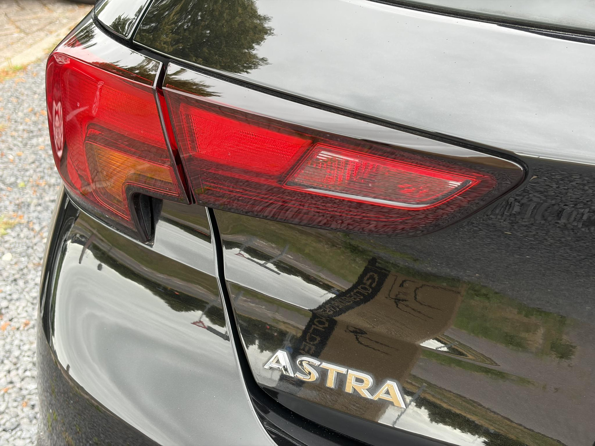 Opel Astra 1.2 Business Elegance 2e Eigenaar l Navi l Camera l Carplay l Keyless l Trekhaak l 110pk l Pdc V+A l Halfleder l 6 Bak l N.A.P l | Lm velgen l Rijstrooksensor l Apk tot 07-2027