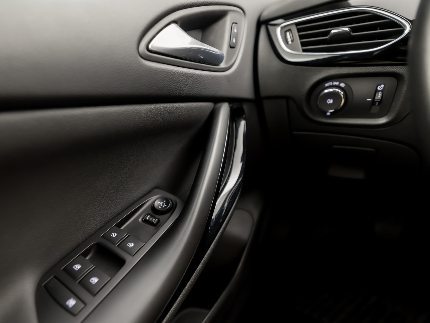 Opel Astra Sports Tourer 1.2 Innovation Sport (APPLE CARPLAY, DIGITALE COCKPIT, GROOT NAVI, CLIMATE, CAMERA, TREKHAAK, SPORTSTOELEN, GETINT GLAS, KEYLESS, ADAPTIVE CRUISE, NIEUWSTAAT)