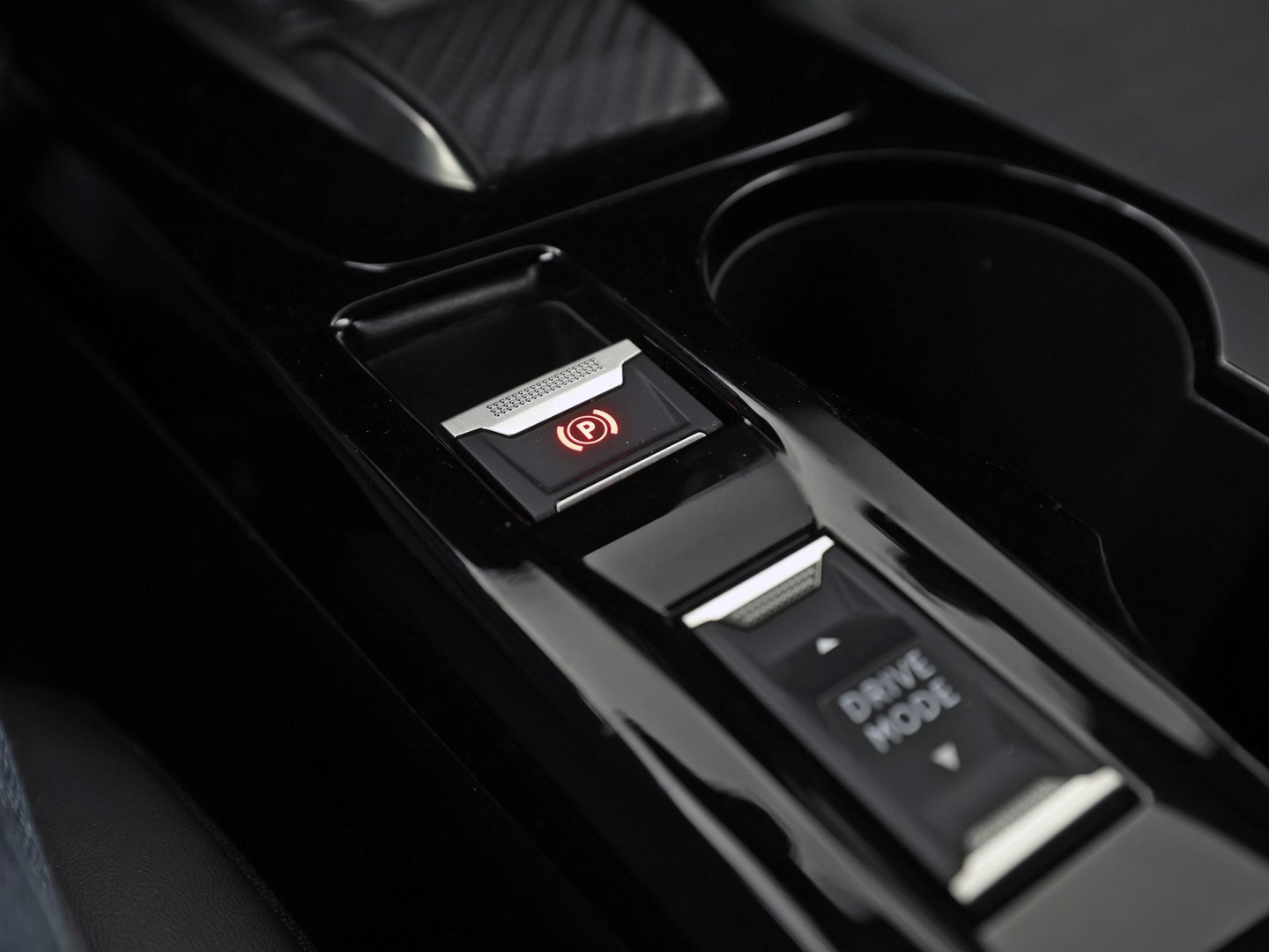 Peugeot 208 1.2 PureTech Allure Pack Automaat (VIRTUAL COCKPIT, BLACK PACK, APPLE CARPLAY, GROOT NAVI, 360 CAMERA, SPORTSTOELEN, GETINT GLAS, LM VELGEN, NIEUWSTAAT)
