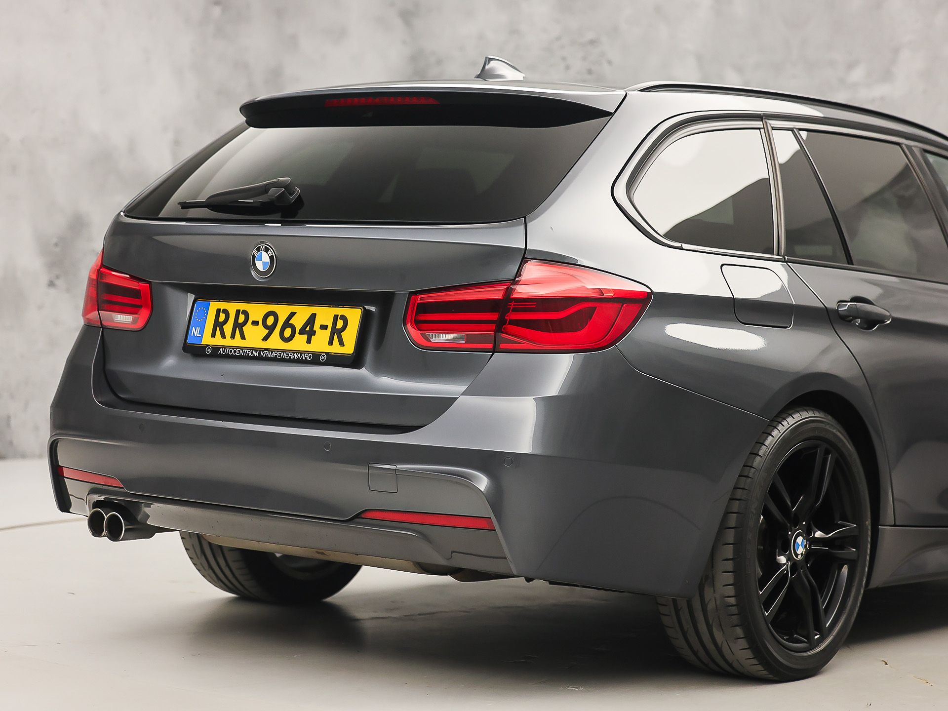 BMW 3 Serie 320i M Sport High Executive 184Pk Automaat (GROOT NAVI, DEALER ONDERHOUDEN, CLIMATE, LEDER, STOELVERWARMING, SPORTSTOELEN, PARKEERSENSOREN, GETINT GLAS, NIEUWSTAAT)
