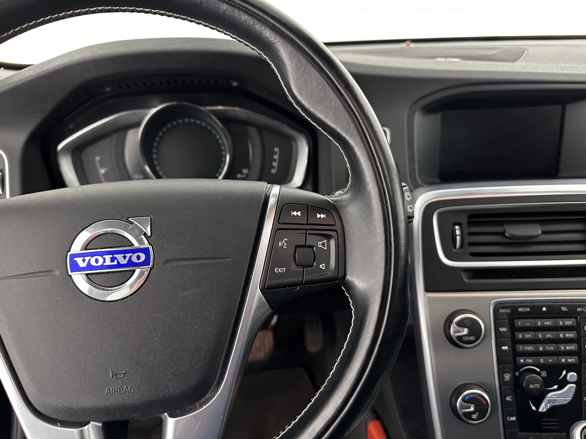 Volvo V60 2.4 D6 AWD Hybrid Summum ( Plug-In) Aut. *PANO | BI-XENON | LEATHER | PREMIUM-SOUND-AUDIO | NAVI-FULLMAP | MEMORY-PACK | ADAPTIVE-CRUISE | CAMERA | HEATED-SPORTSEATS | TOWBAR | BLINDSPOT | 18"ALU*