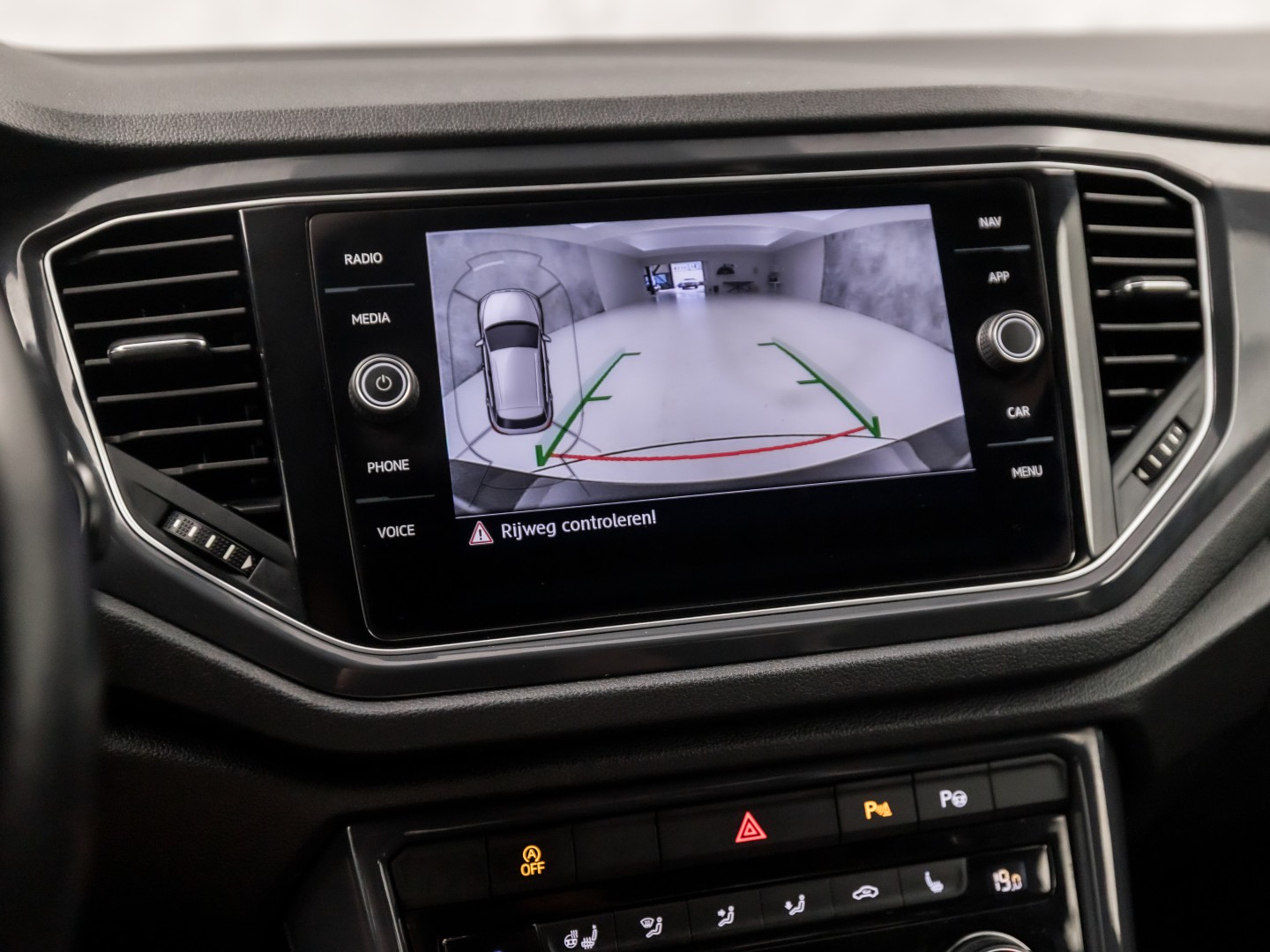 Volkswagen T-Roc 2.0 TSI 4Motion Sport R 190Pk Automaat (VIRTUAL COCKPIT, APPLE CARPLAY, STUUR/STOELVERWARMING, CAMERA, SPORTSTOELEN, GETINT GLAS, ELEK ACHTERKLEP, KEYLESS, NIEUWSTAAT)